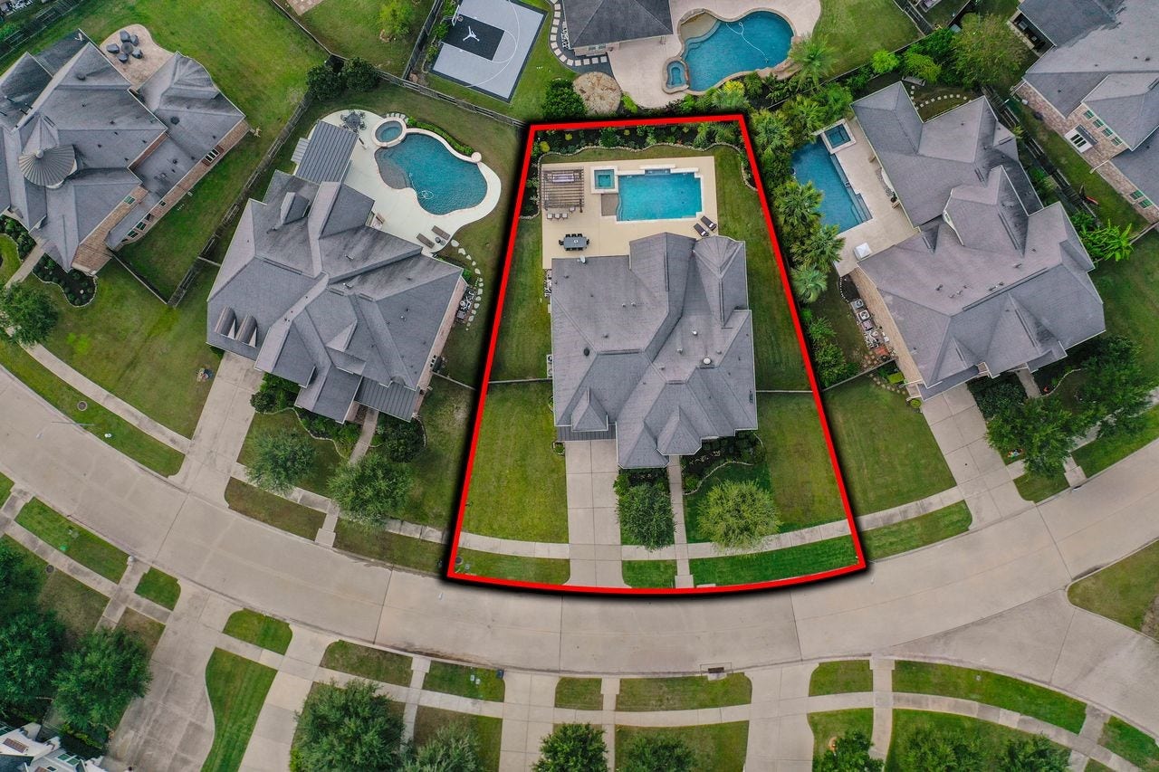 5318 Briarcliff Lane, Fulshear, TX 77441 This generous 13,575-square-foot lot offers abundant space to entertain in your outdoor oasis.