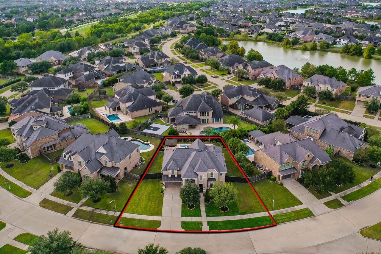 5318 Briarcliff Lane, Fulshear, TX 77441 Wide lots and scenic lakes make this sought-after section of Cross Creek Ranch a highly desirable place to call home.