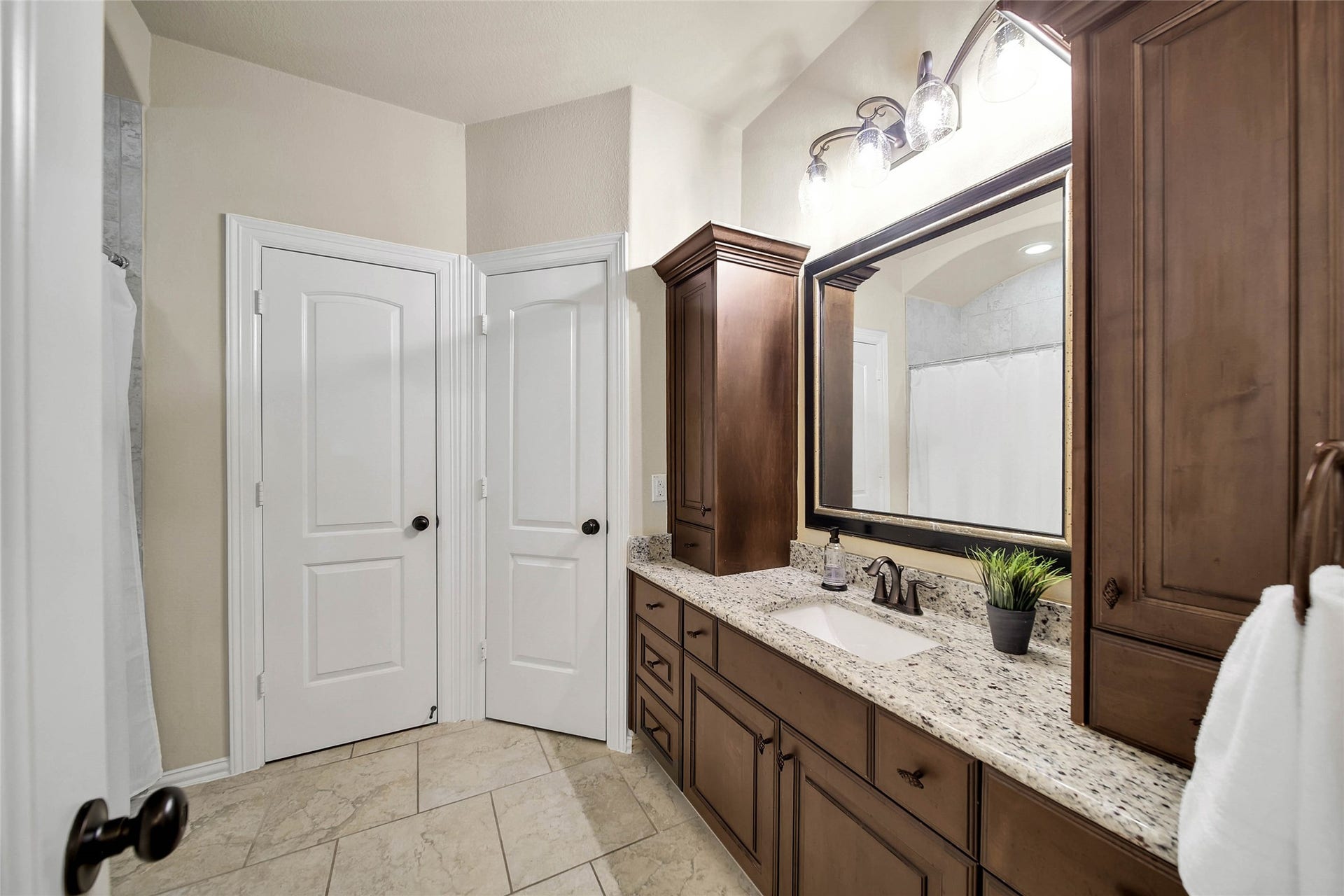 5318 Briarcliff Lane, Fulshear, TX 77441 Conveniently located off the game room, this bathroom also provides direct access to one of the three upstairs bedrooms, offering added privacy and functionality.