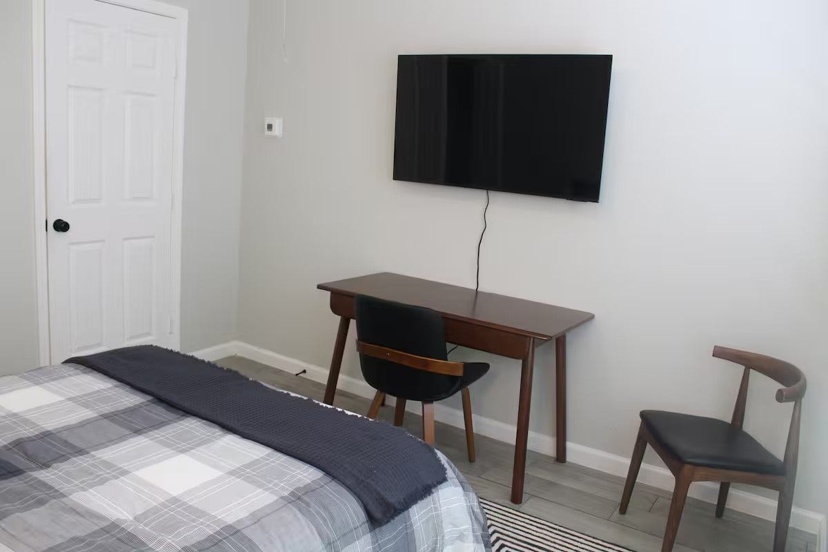 3221 Ennis Street, Houston, TX 77004 Bedroom with desk