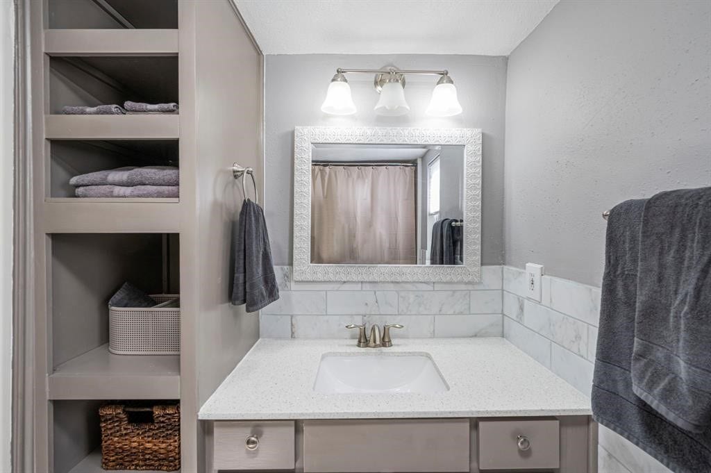 1371 Country Place Drive, Houston, TX 77079 1371 Country Place Drive, Houston, TX 77079