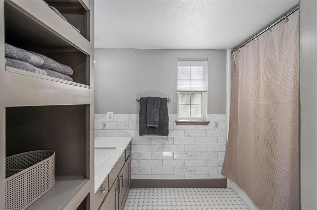 1371 Country Place Drive, Houston, TX 77079 1371 Country Place Drive, Houston, TX 77079