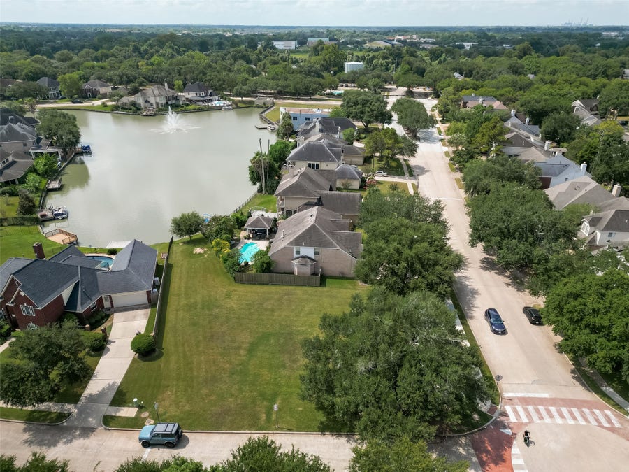 Property photo for 4303 Crow Valley Drive, Missouri City, TX