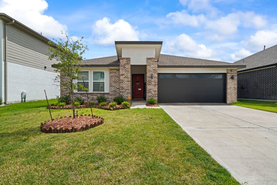 Property photo for 302 Dusty Bridle Lane, Rosharon, TX