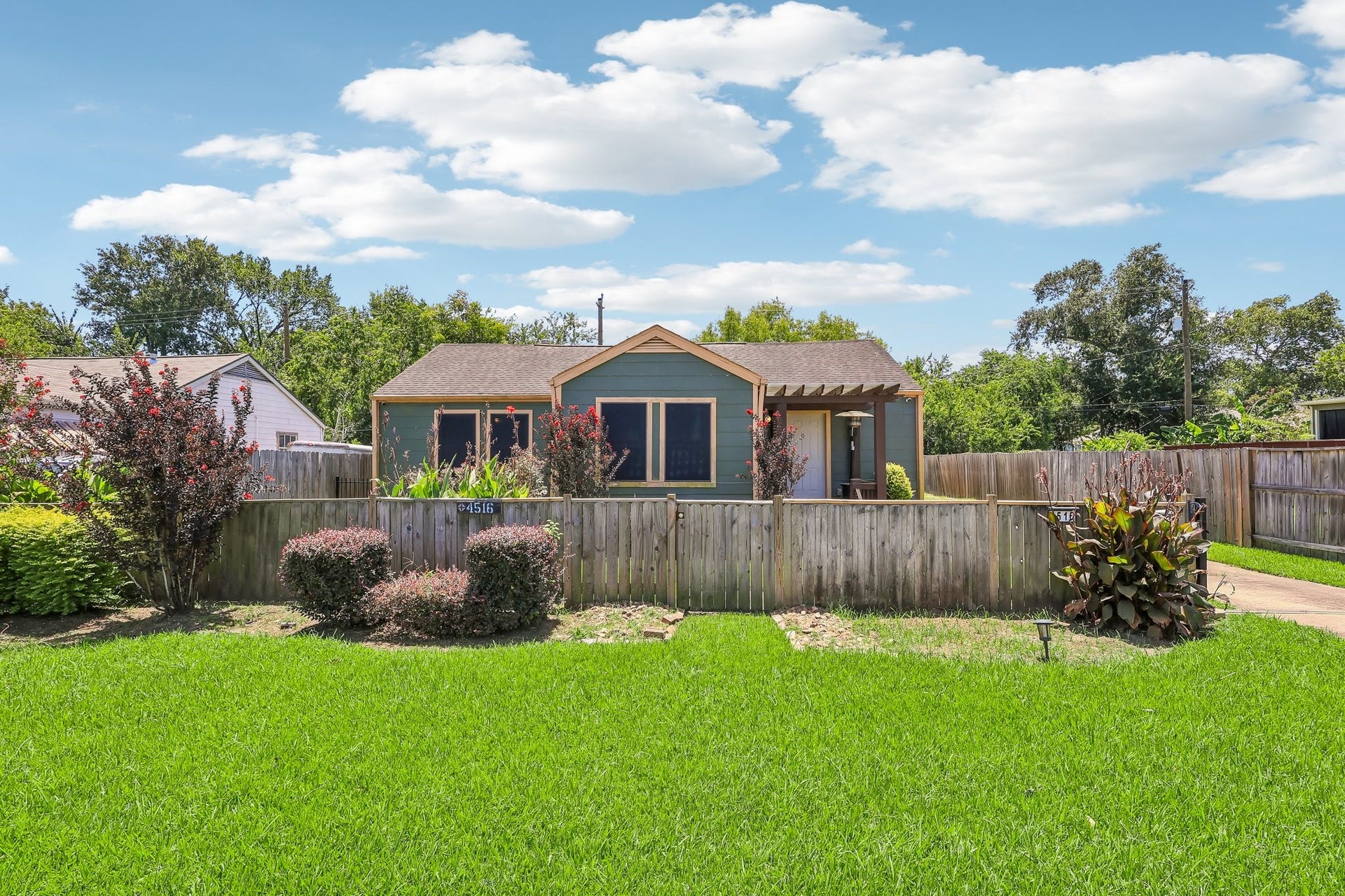 4516 Dewberry Street, Houston, TX 77021 4516 Dewberry Street, Houston, TX 77021