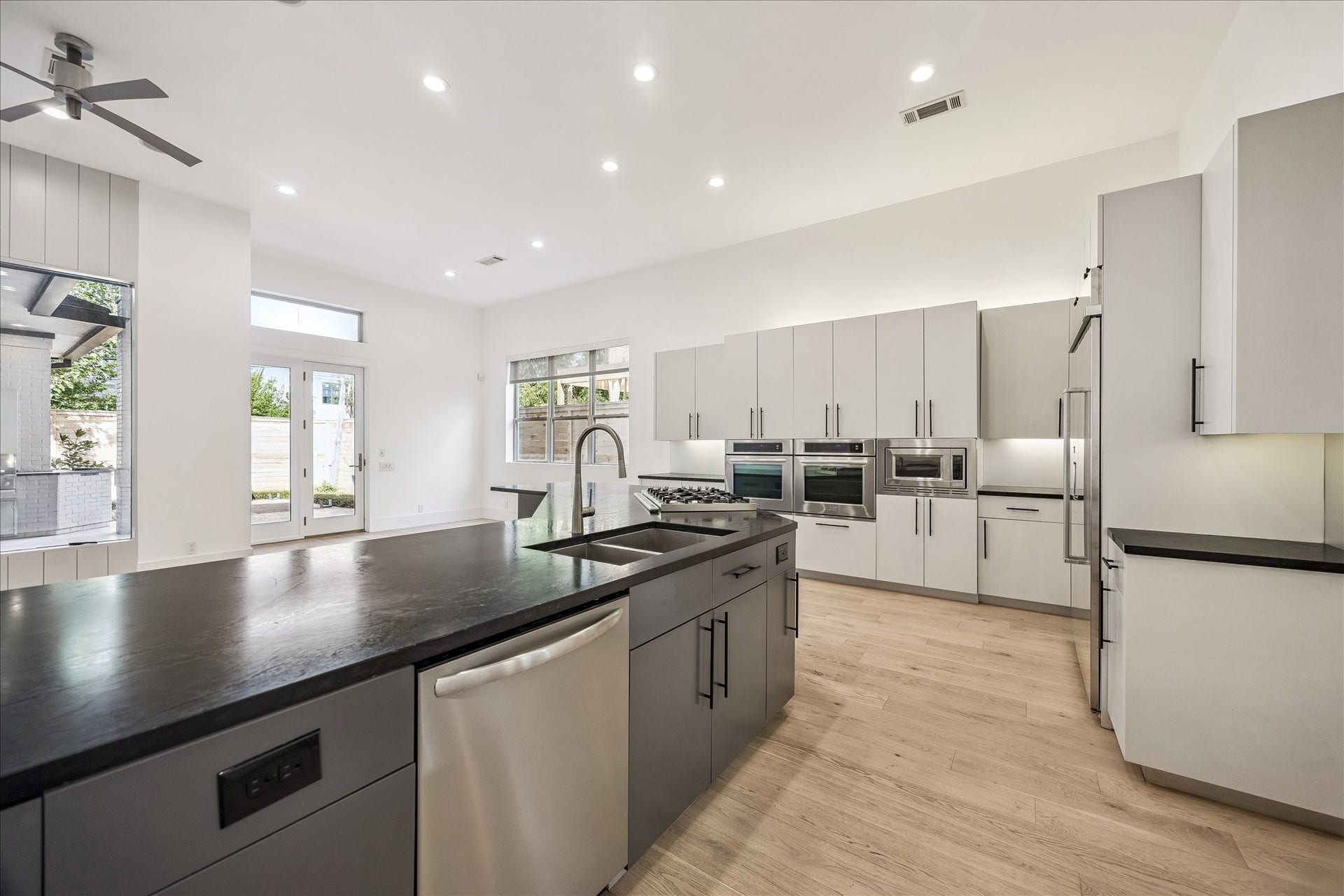 1601 Pine Chase Drive, Houston, TX 77055 Chef's kitchen with gas range, double ovens, built-in microwave, & abundant cabinetry keeps everything within easy reach