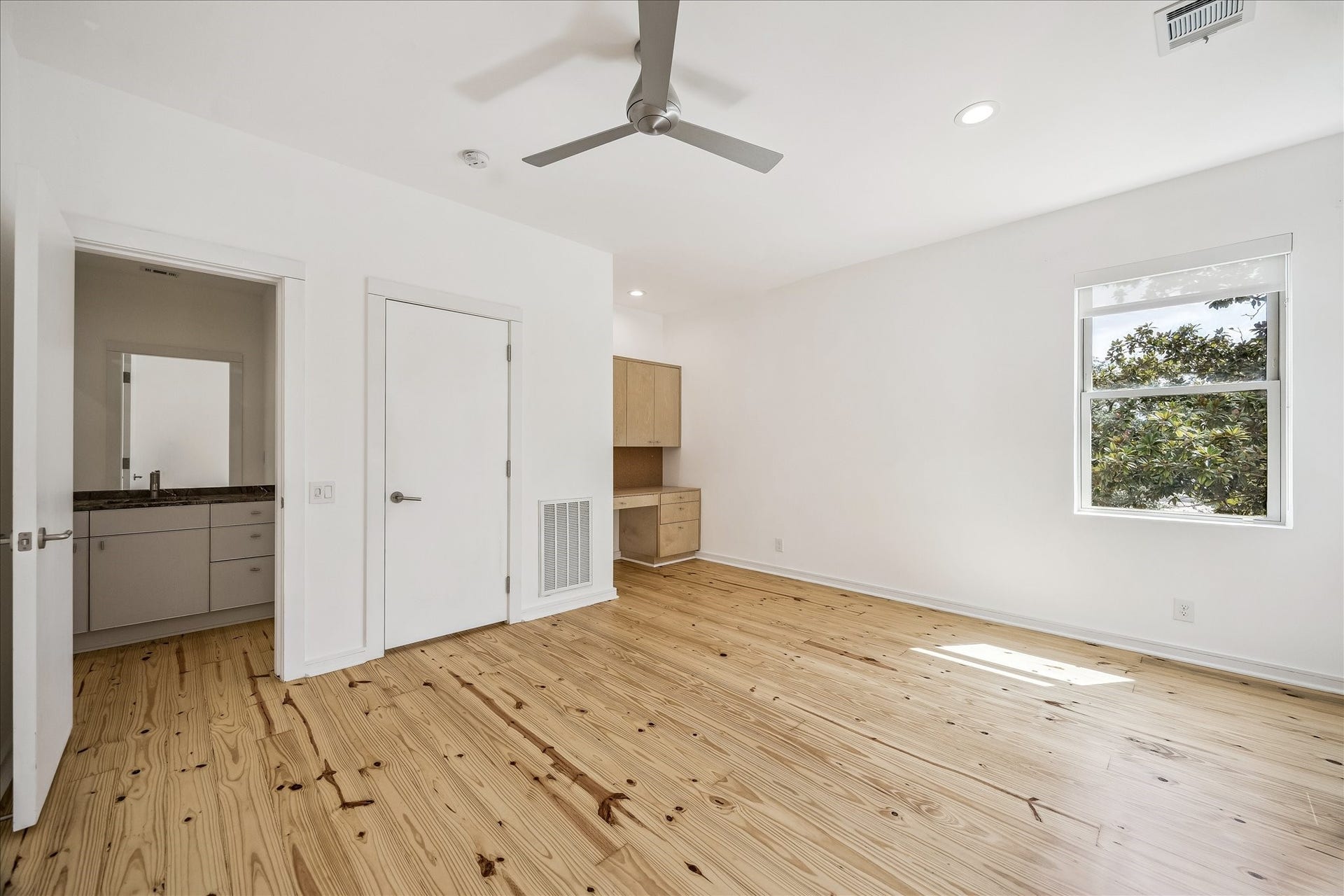 1601 Pine Chase Drive, Houston, TX 77055 Upstairs bedroom w/ dedicated study nook & access to Hollywood-style bath