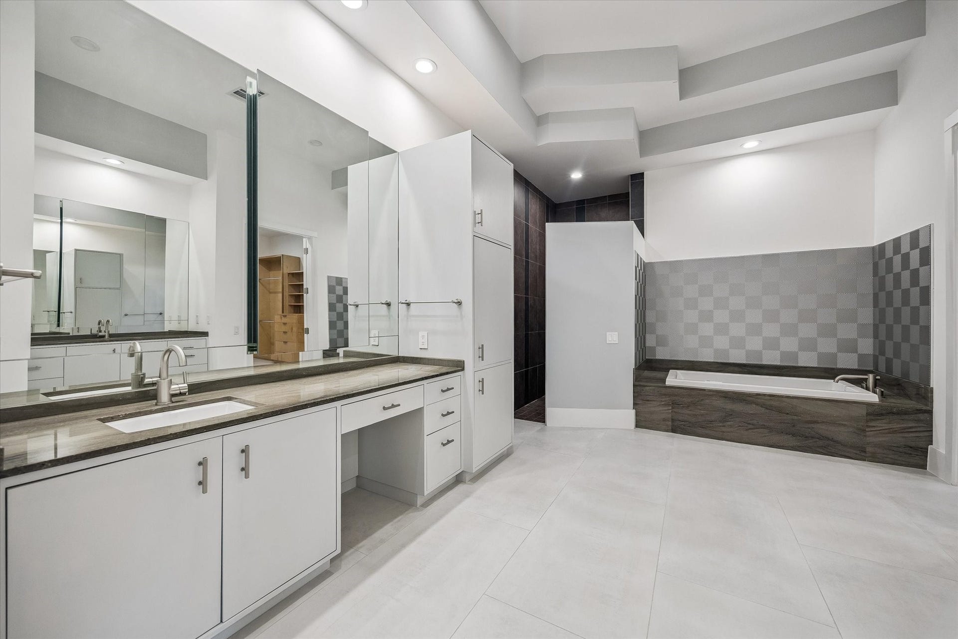 1601 Pine Chase Drive, Houston, TX 77055 Expansive primary bathroom: Dual vanities and a generous footprint offer endless design possibilities