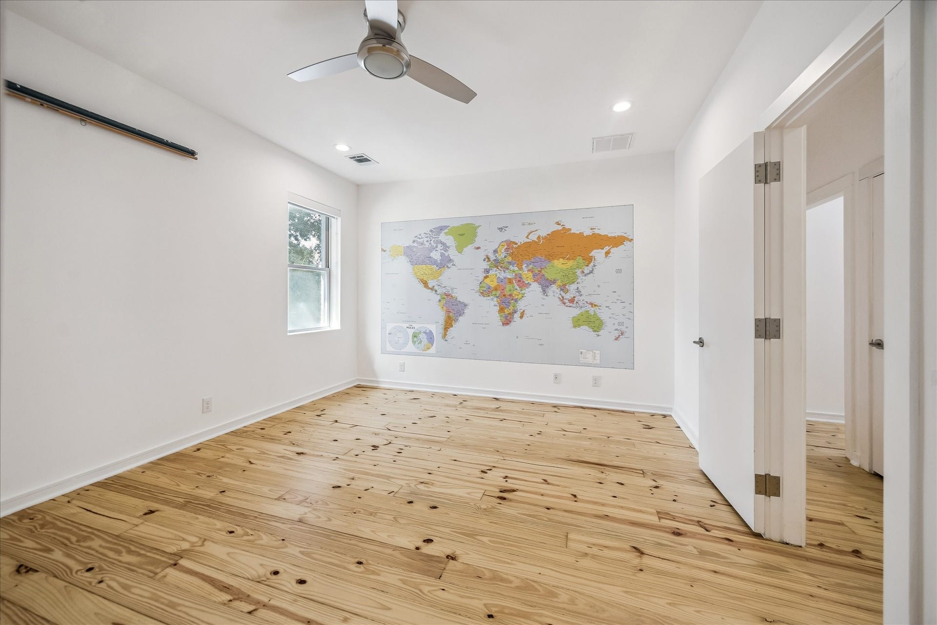 1601 Pine Chase Drive, Houston, TX 77055 This bedroom shares the hollywood bath