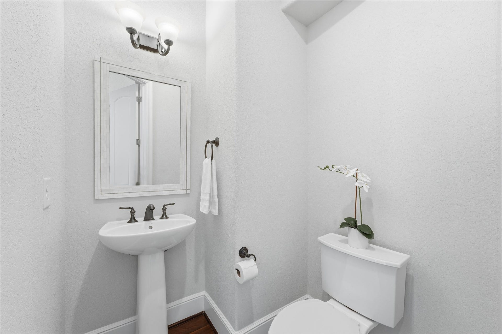51 S Fremont Ridge Loop, Spring, TX 77389 A centrally located half bath on the main level offers everyday convenience.