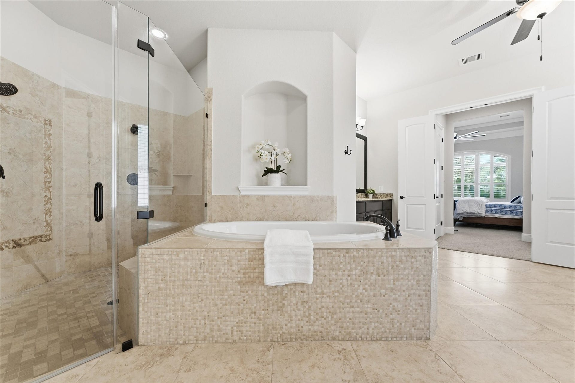 51 S Fremont Ridge Loop, Spring, TX 77389 A large soaking tub and oversized glass-enclosed shower with dual showerheads create a relaxing retreat.