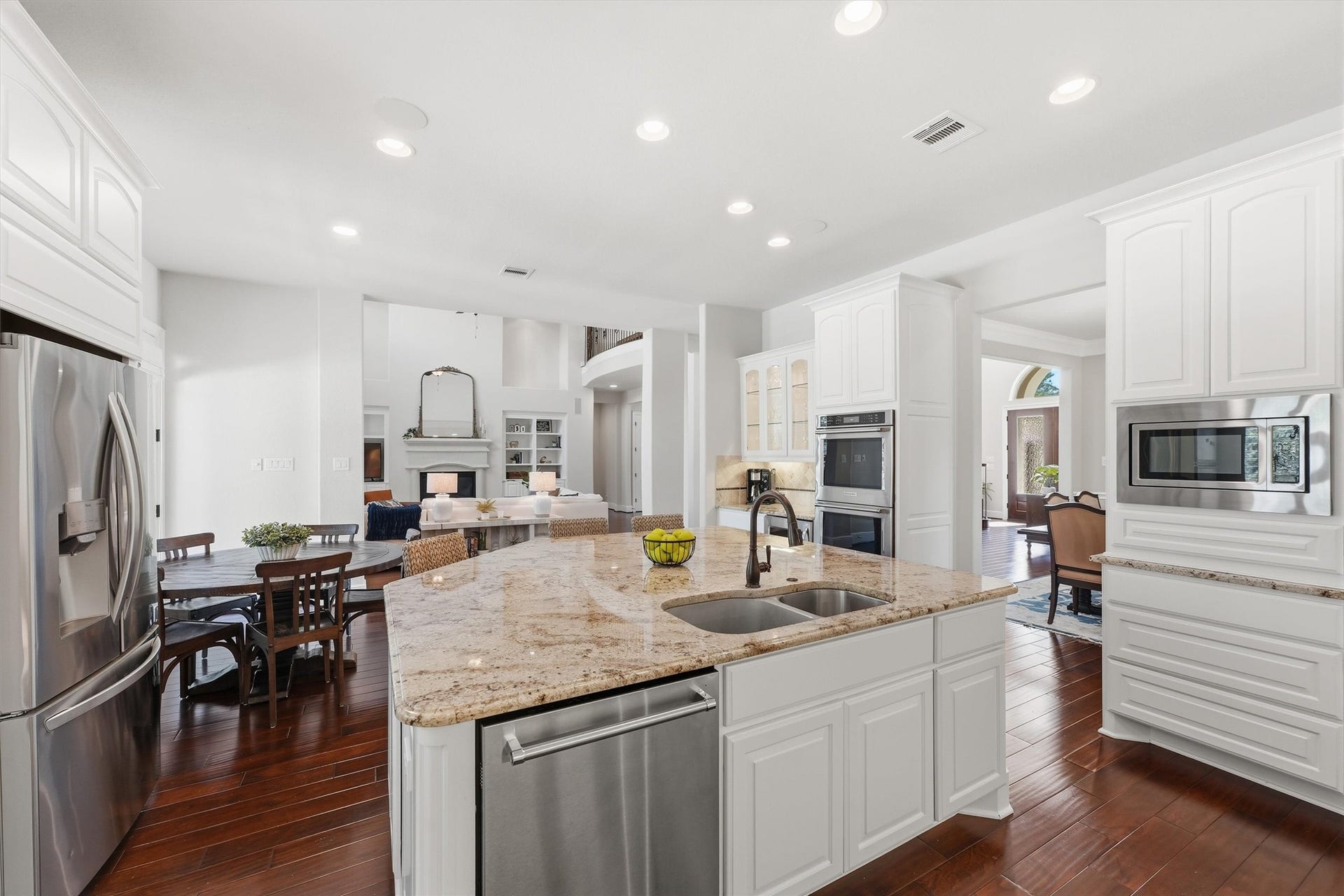 51 S Fremont Ridge Loop, Spring, TX 77389 The kitchen opens to the breakfast area and two-story family room, keeping everyone connected during meal preparation and gatherings.