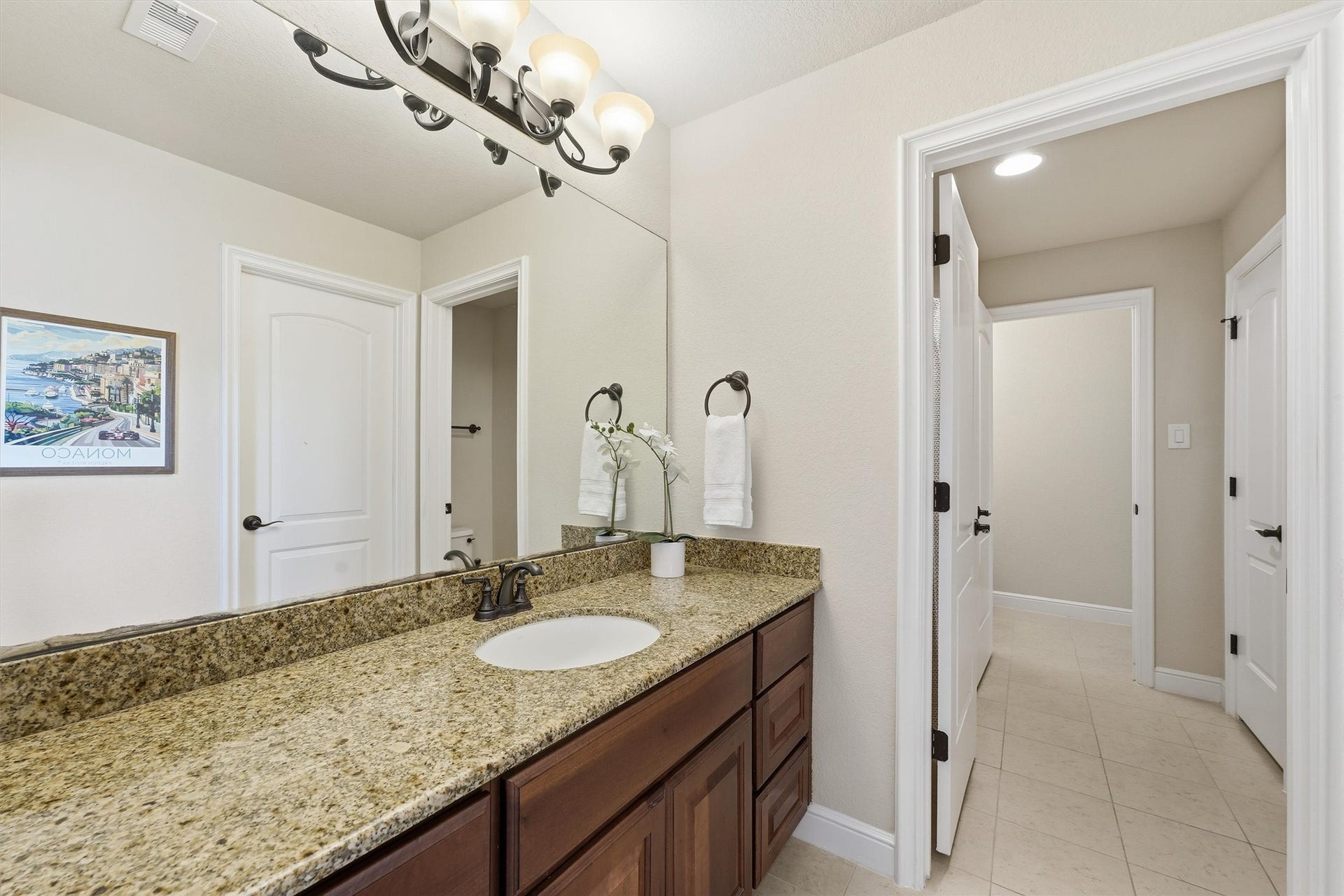 51 S Fremont Ridge Loop, Spring, TX 77389 This upstairs bath connects two bedrooms, offering convenient access and privacy.