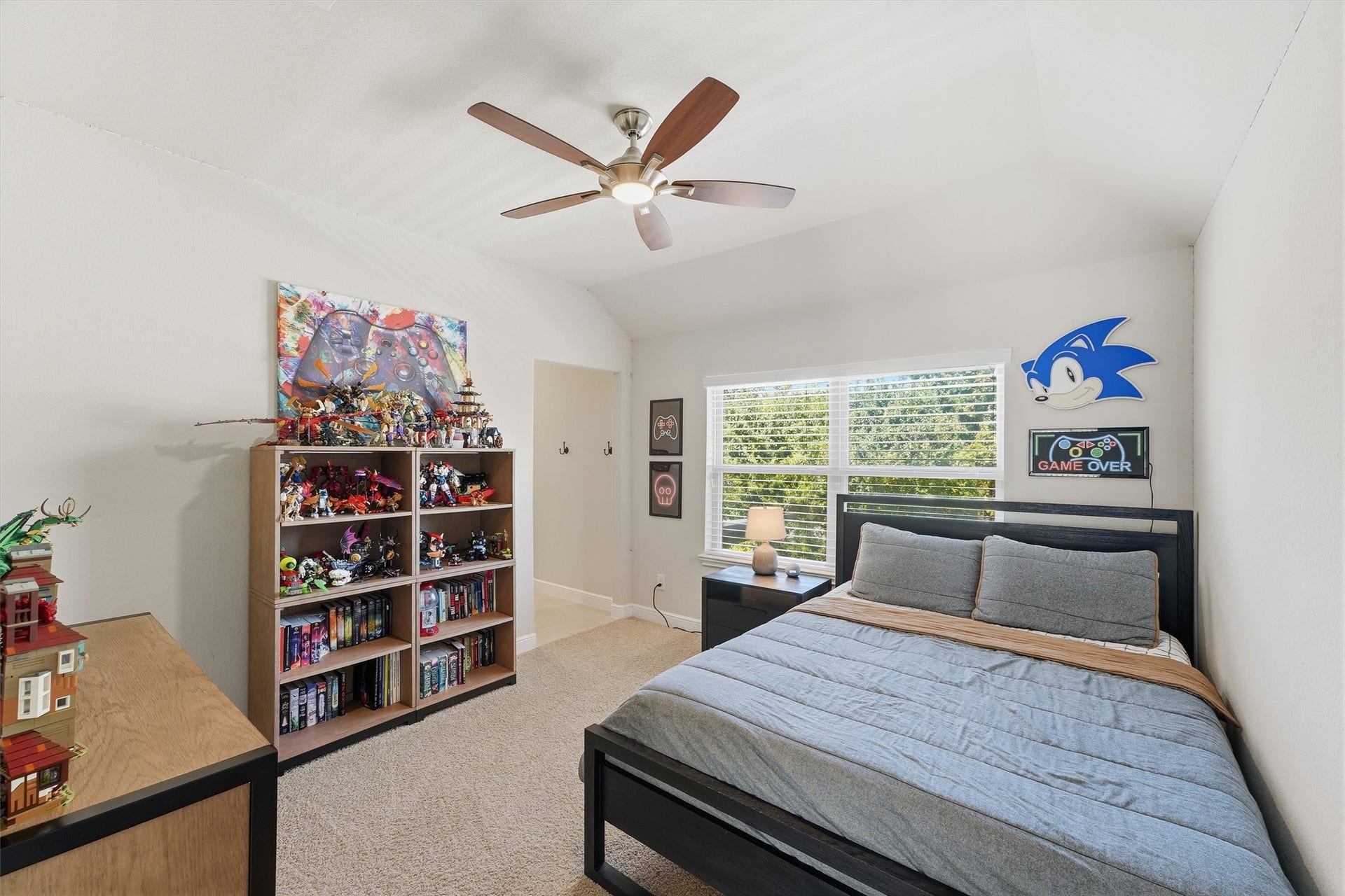 51 S Fremont Ridge Loop, Spring, TX 77389 Another upstairs bedroom features a walk-in closet and shares a Jack-and-Jill bath.