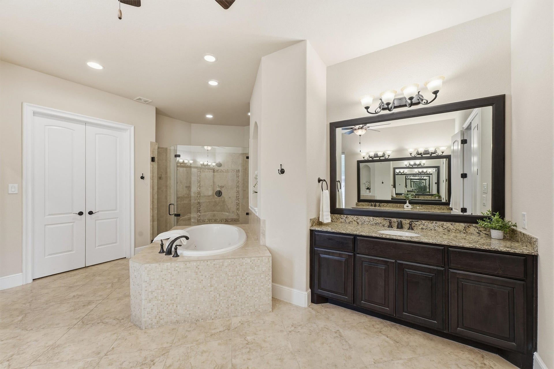 51 S Fremont Ridge Loop, Spring, TX 77389 The spacious owners ensuite bath features a second large vanity with generous counter space and storage.