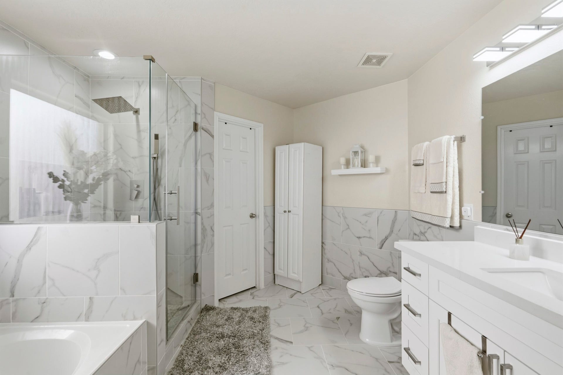 19302 Christine Crossing Drive, Richmond, TX 77407 Completely remodeled, the primary bathroom offers a fresh, polished retreat with updated finishes and a relaxing soaking tub.