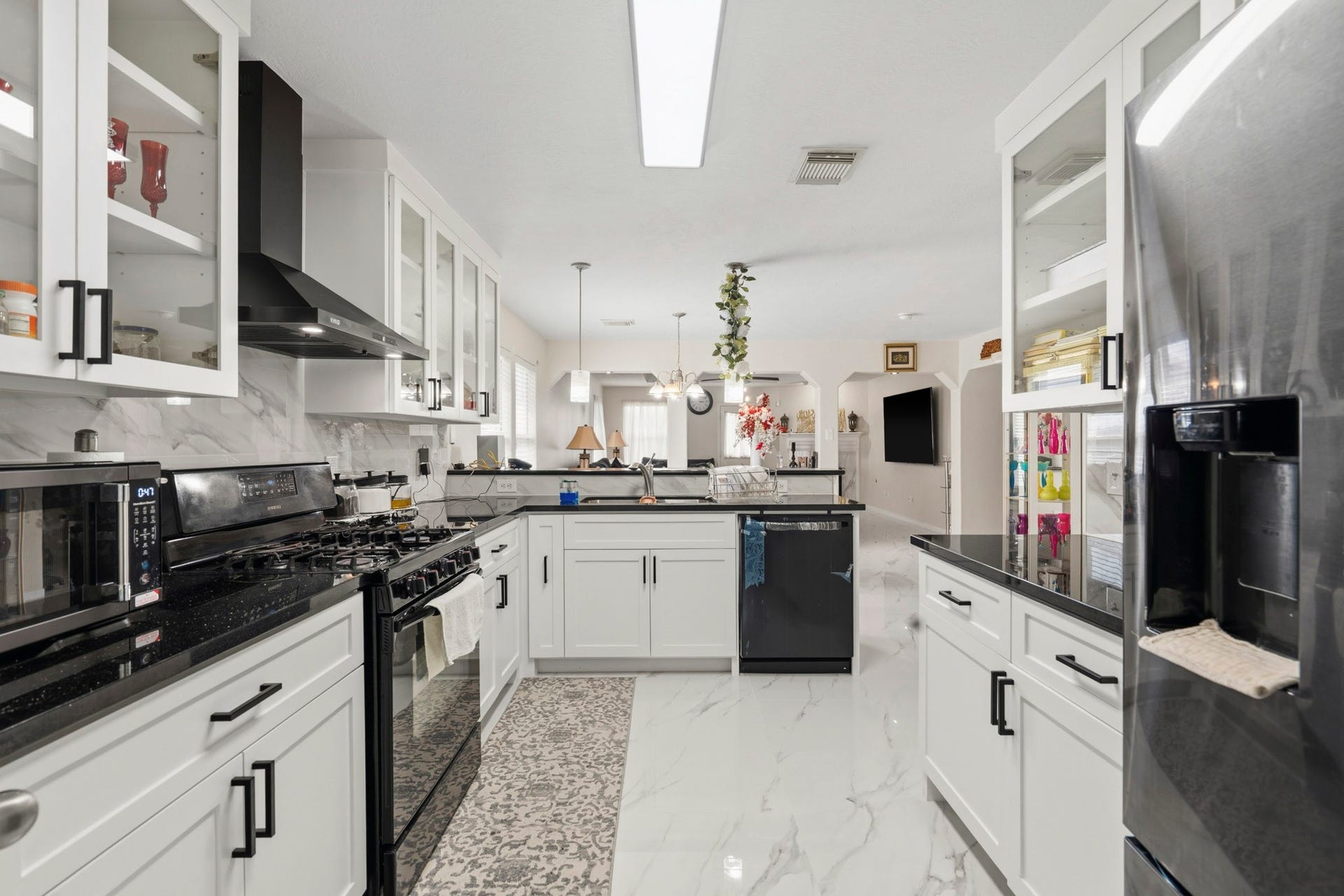 19302 Christine Crossing Drive, Richmond, TX 77407 Designed for everyday efficiency, the kitchen offers generous cabinetry, extensive counter space and an open connection to the surrounding rooms.