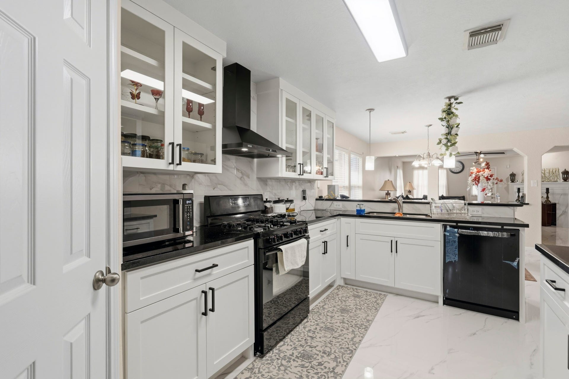 19302 Christine Crossing Drive, Richmond, TX 77407 Whether preparing weeknight meals or entertaining a crowd, this beautifully remodeled kitchen provides the space and storage to do it comfortably.