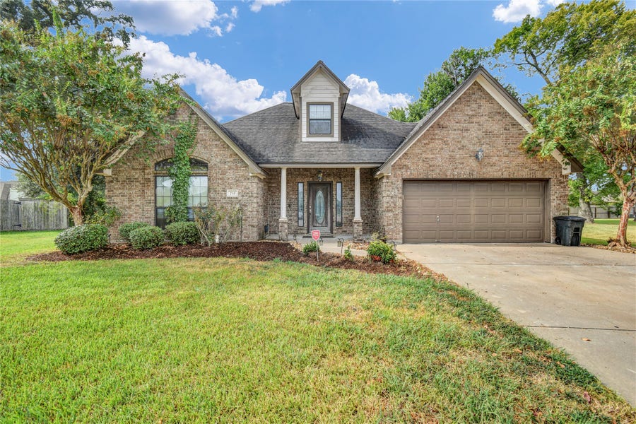 Property photo for 210 Madison Avenue, Clute, TX
