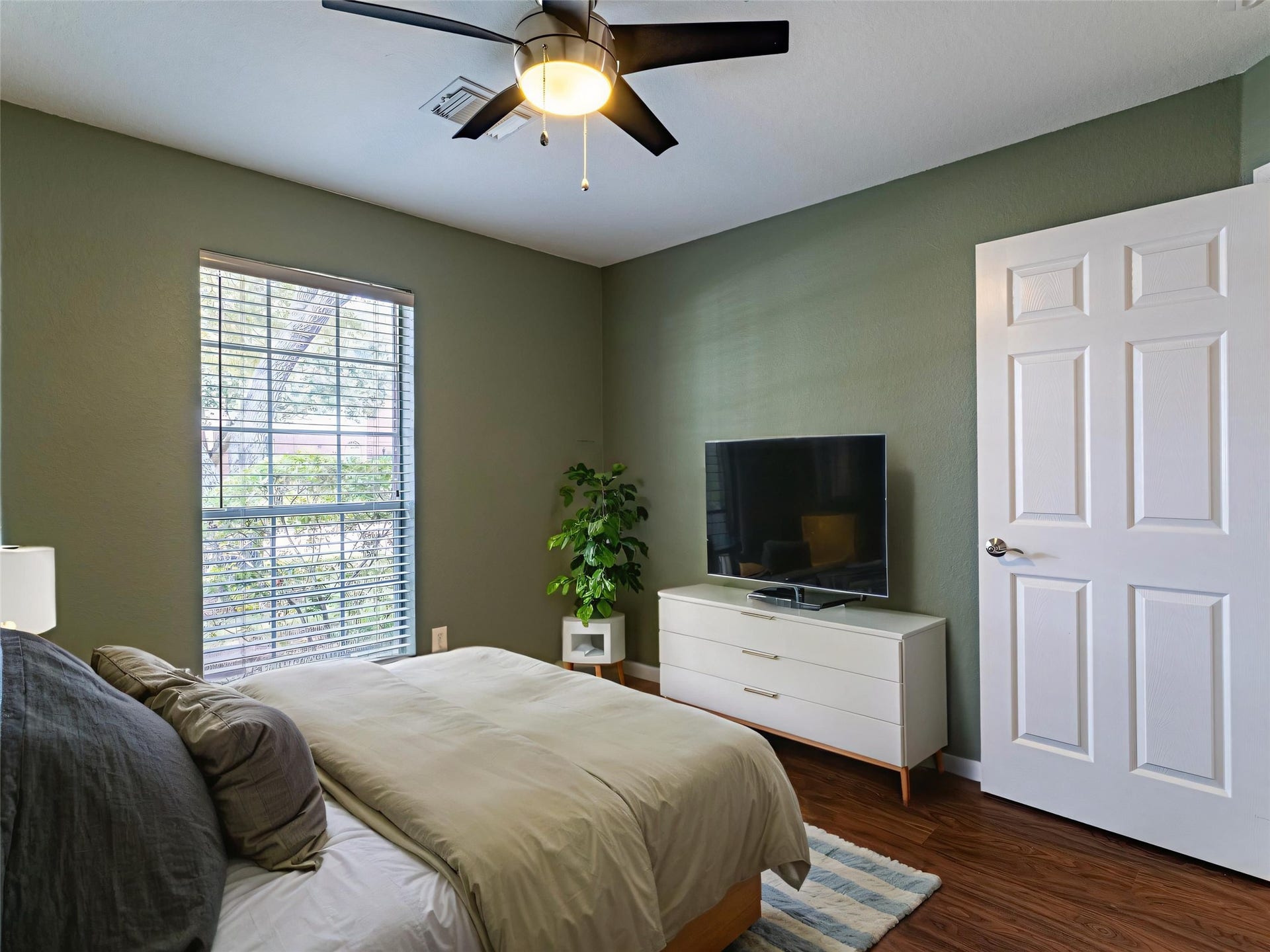 1938 Canyon Crest Drive, Sugar Land, TX 77479 Virtually Staged