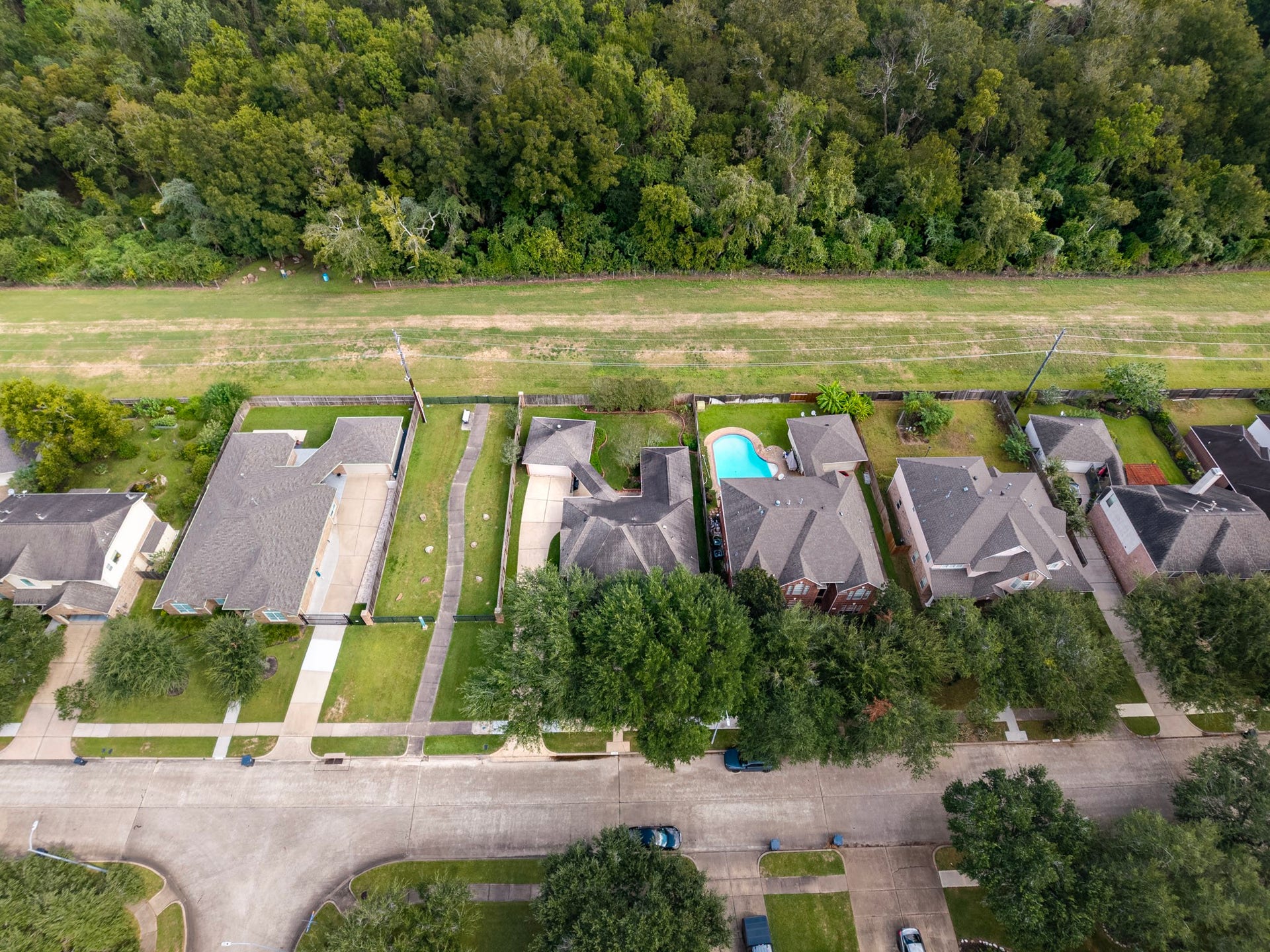 1938 Canyon Crest Drive, Sugar Land, TX 77479 Premium lot! 1938 Canyon Crest is located on a Greenbelt with no Neighbors on the left side!