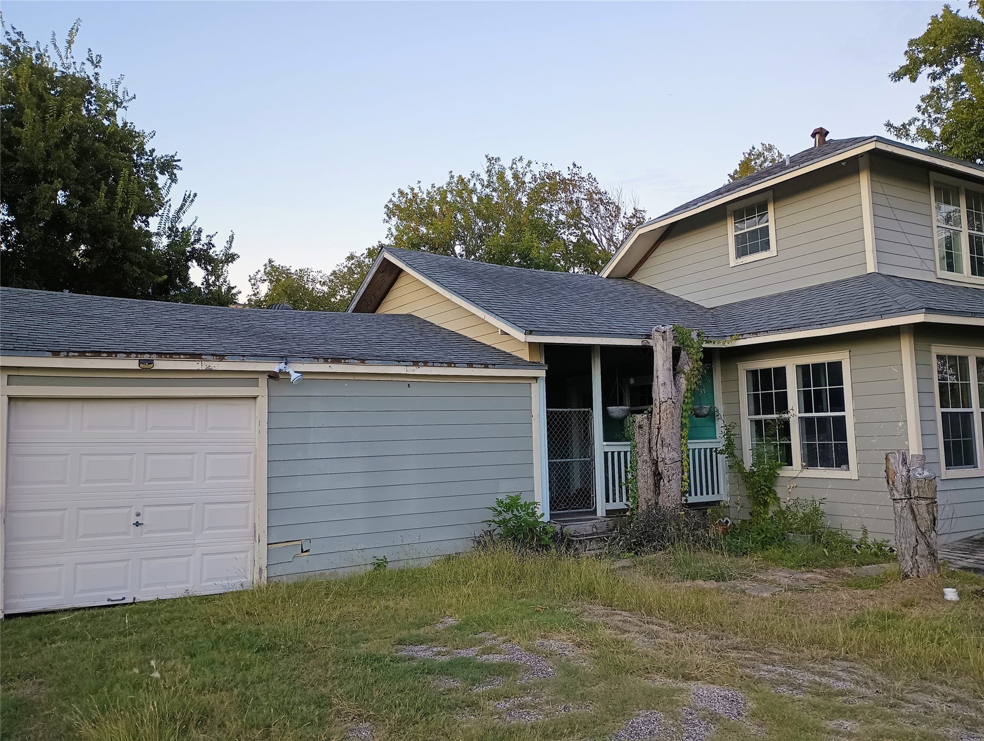 204 Dwire Drive, La Porte, TX 77571 Two car garage space. One car actual door.