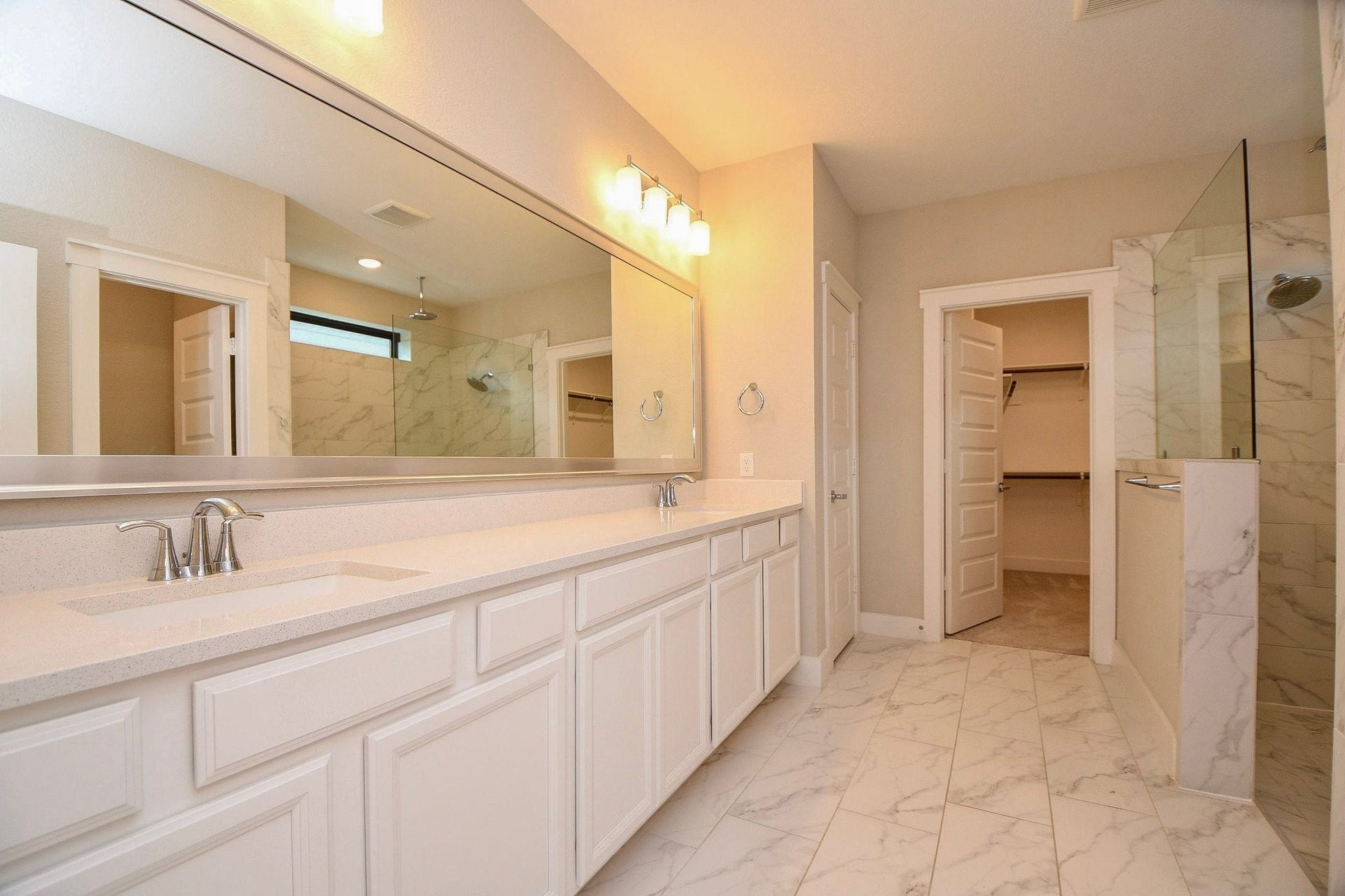 15239 Momentous Path, Cypress, TX 77433 The primary bath is light and bright! And big!