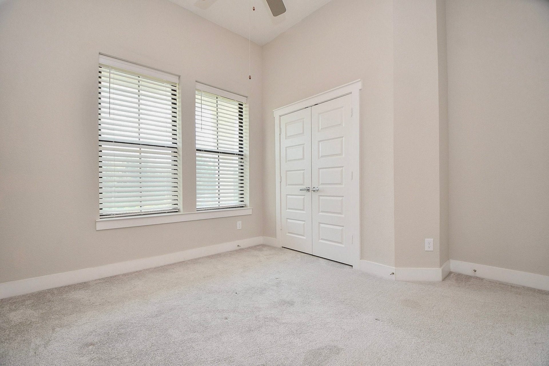 15239 Momentous Path, Cypress, TX 77433 Of course, as with most rooms, this guest bedroom has windows! And a spacioud closet.