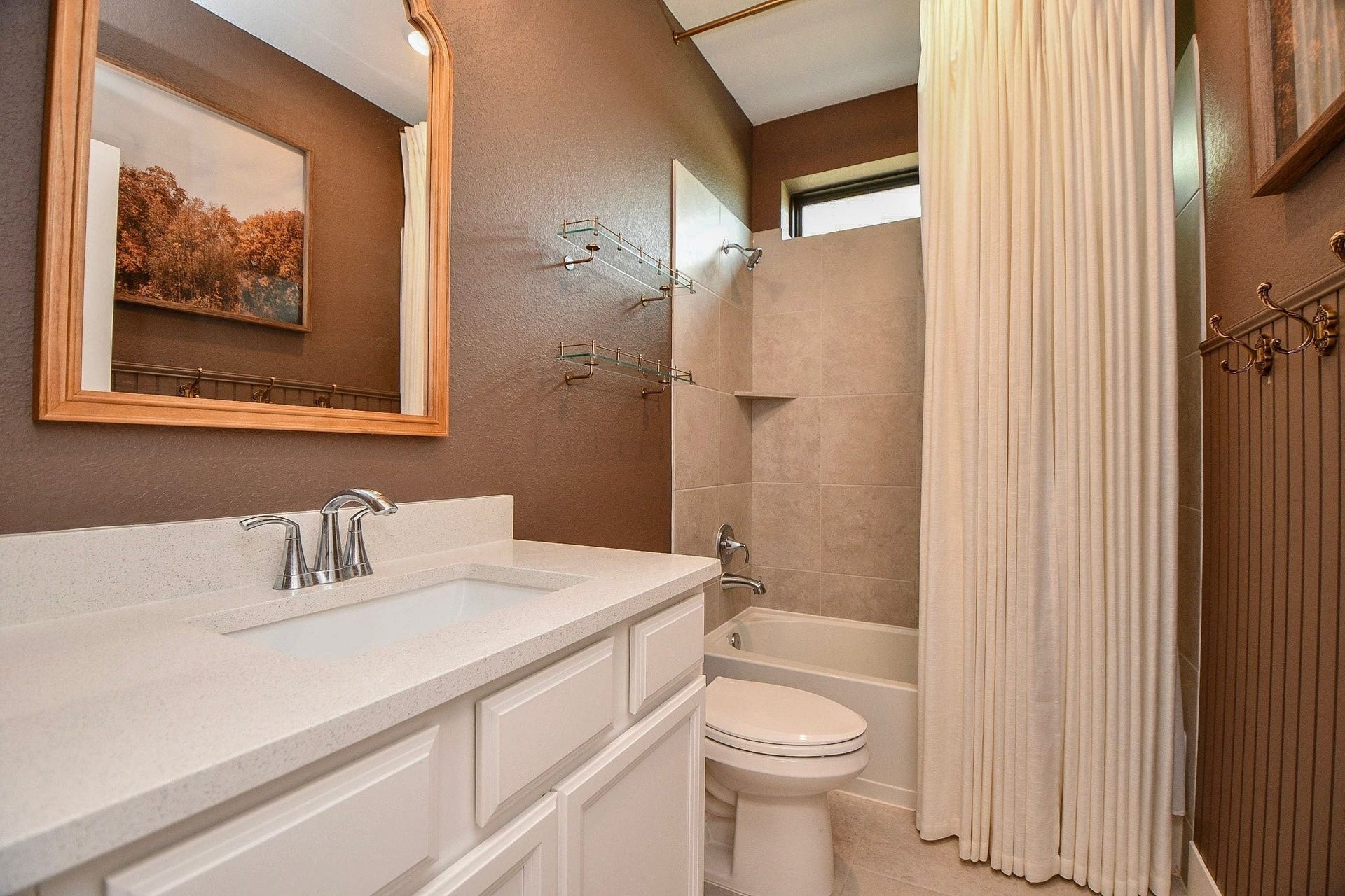 15239 Momentous Path, Cypress, TX 77433 Adjacent to the guest bedroom we have the guest FULL bath.