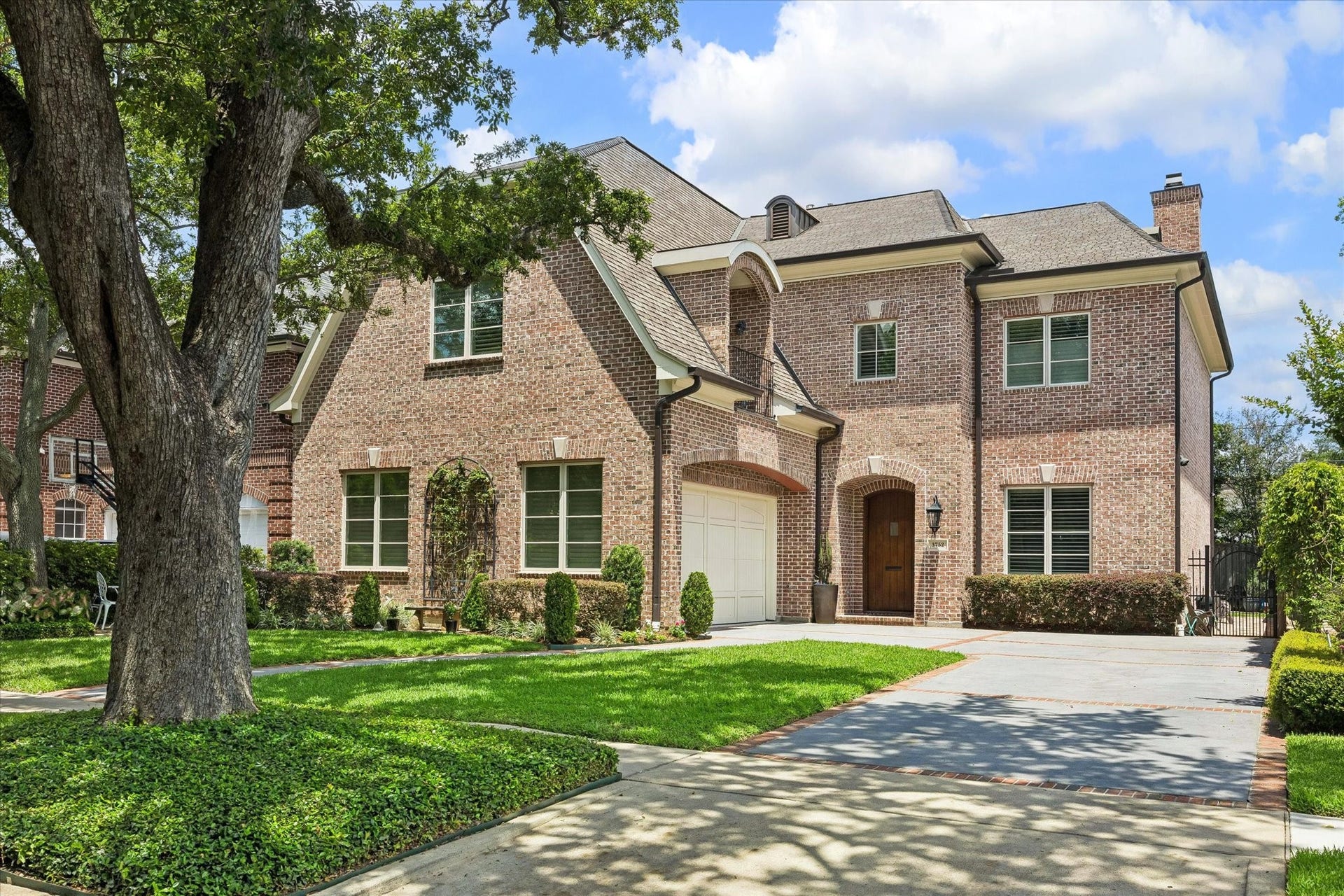 Built by Bardwell and designed by Travis Mattingly, this traditional brick home in West U offers 4 bedrooms and 4.5 baths plus an elevator!