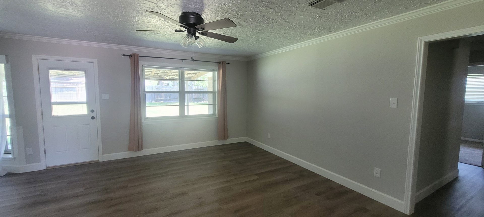 1807 Sleepy Creek Way, Pearland, TX 77581 Living room