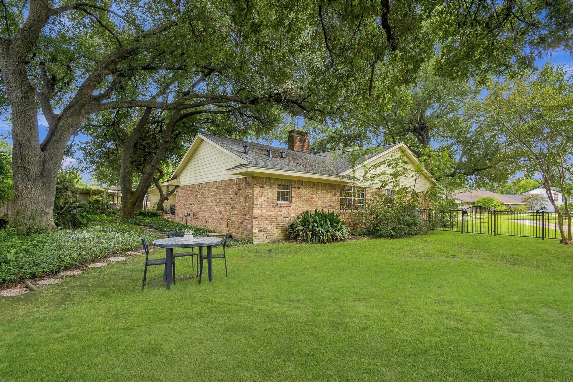 203 Ballantrae Lane, Houston, TX 77015