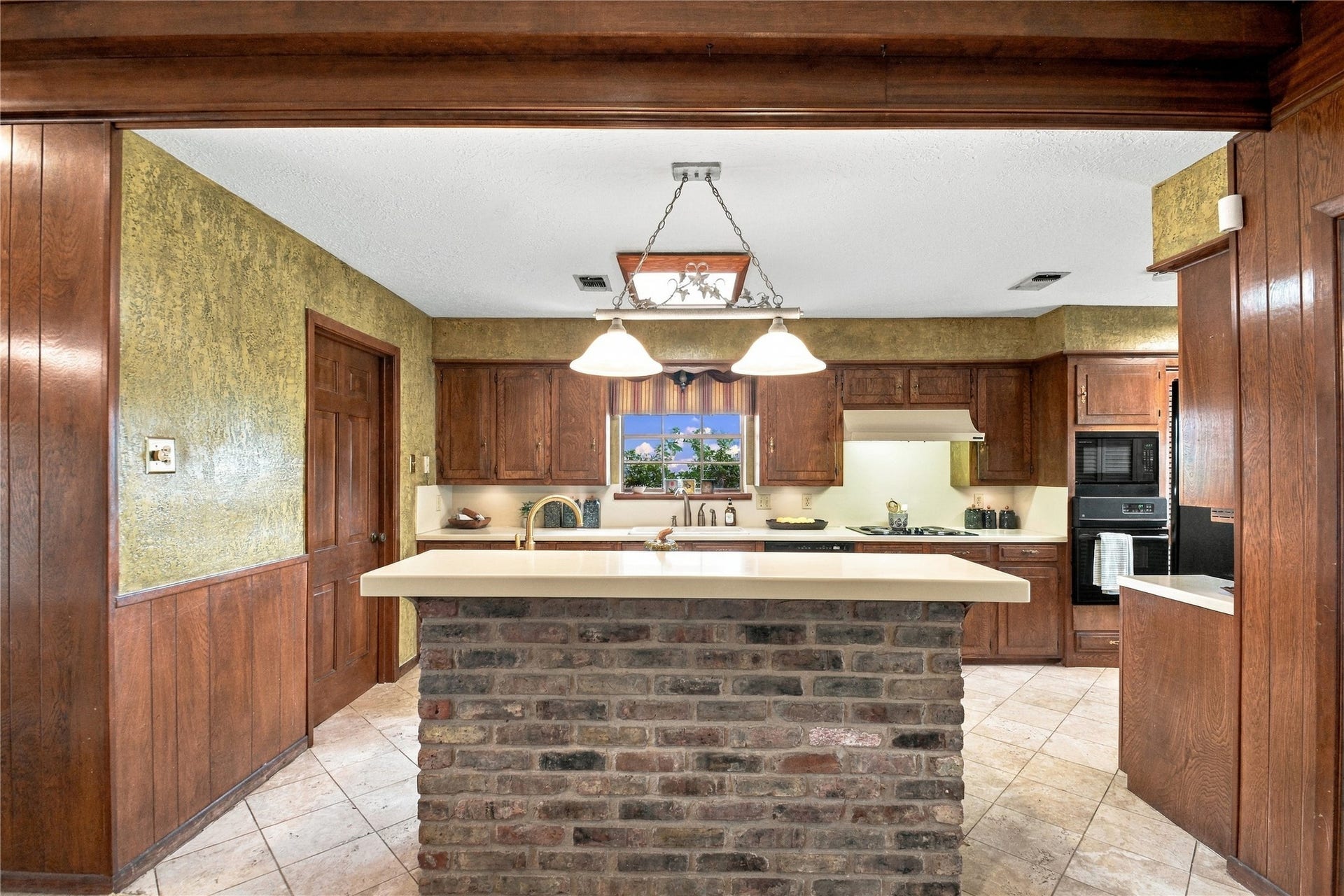 203 Ballantrae Lane, Houston, TX 77015