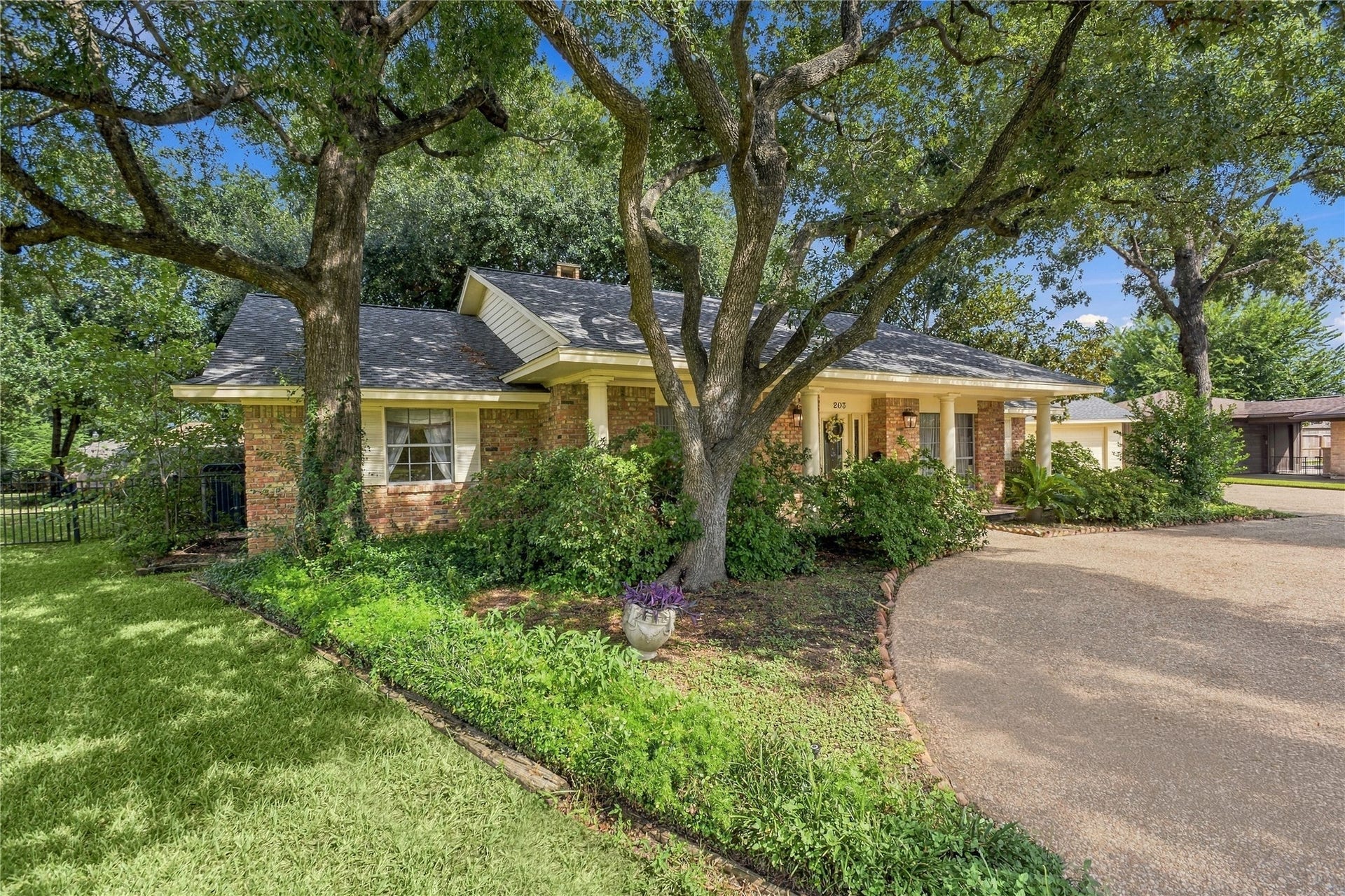 203 Ballantrae Lane, Houston, TX 77015