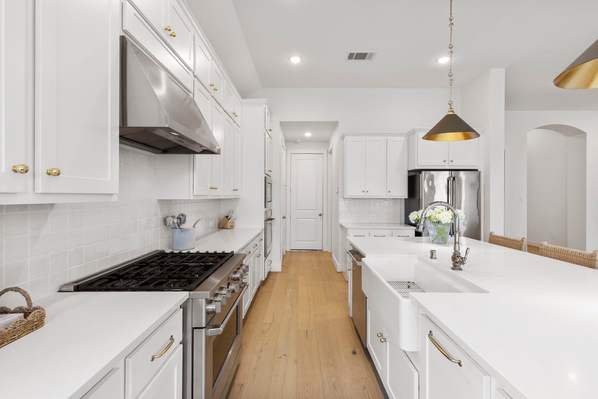 18030 Blu Terrace Drive, Conroe, TX 77302 Bright chefs kitchen with floor-to-ceiling cabinetry