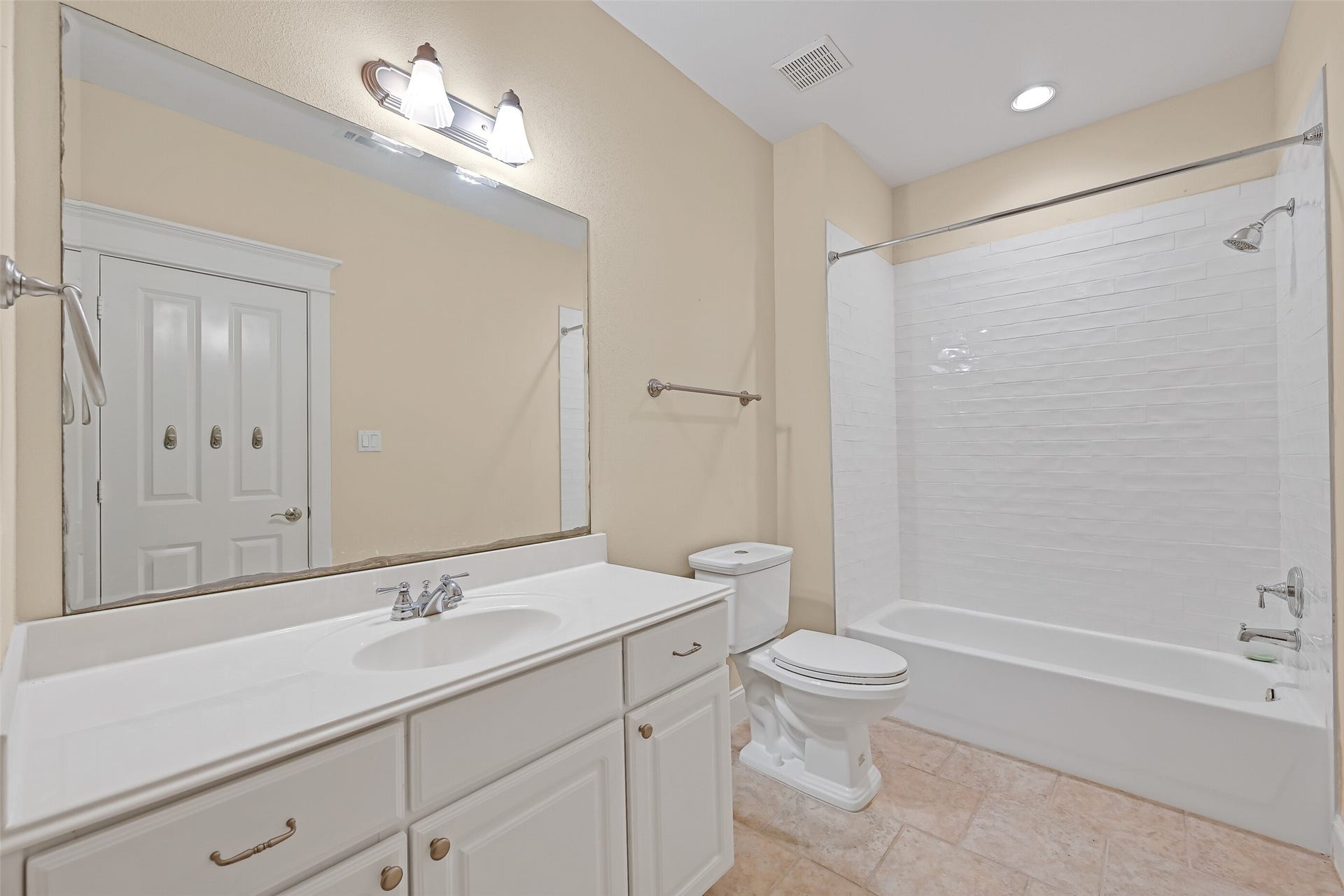 6 Barque Lane, Galveston, TX 77554 Shared bathroom on the 2nd level offering a tub/shower combination.