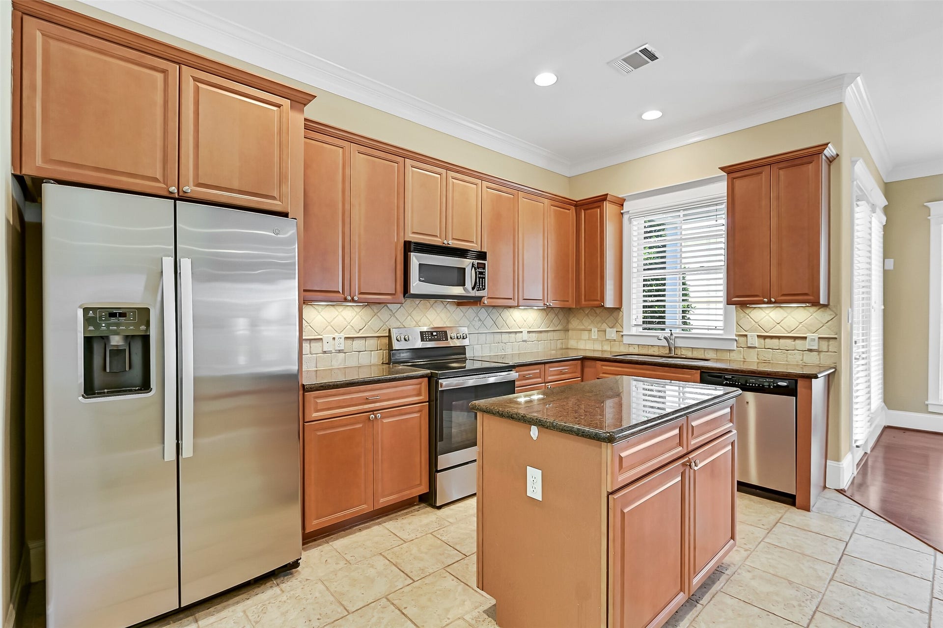 6 Barque Lane, Galveston, TX 77554 Notice the undercabinet lighting and sparkling granite counter tops.