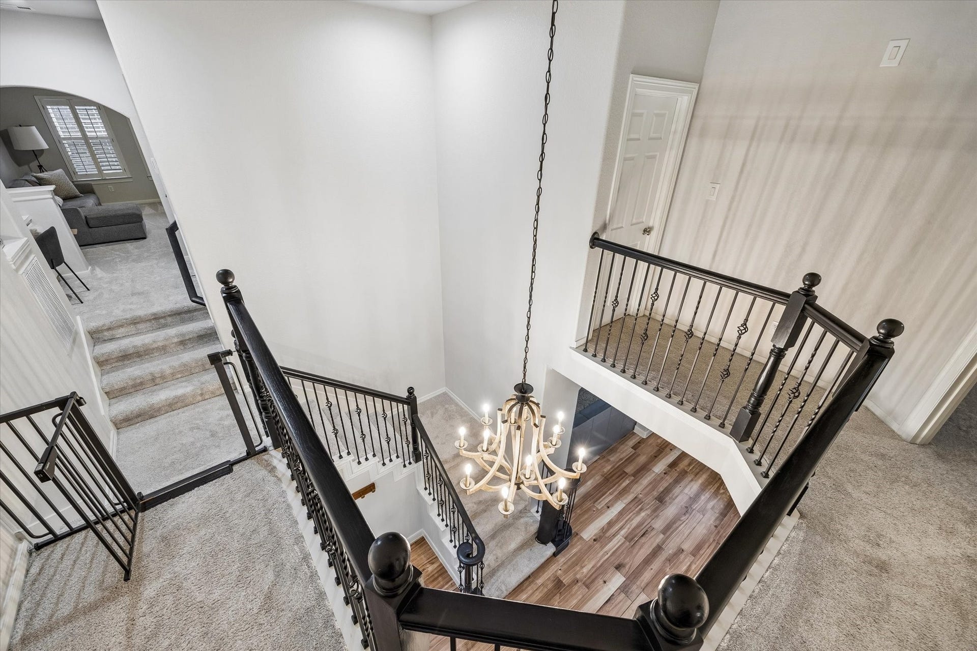 7922 EMERALD HAVEN DRIVE, Sugar Land, TX 77479 OPEN STAIRCASE WITH IRON BALUSTERS, WRAPAROUND LANDINGS, AND A VIEW OVER THE TWO-STORY ENTRY.