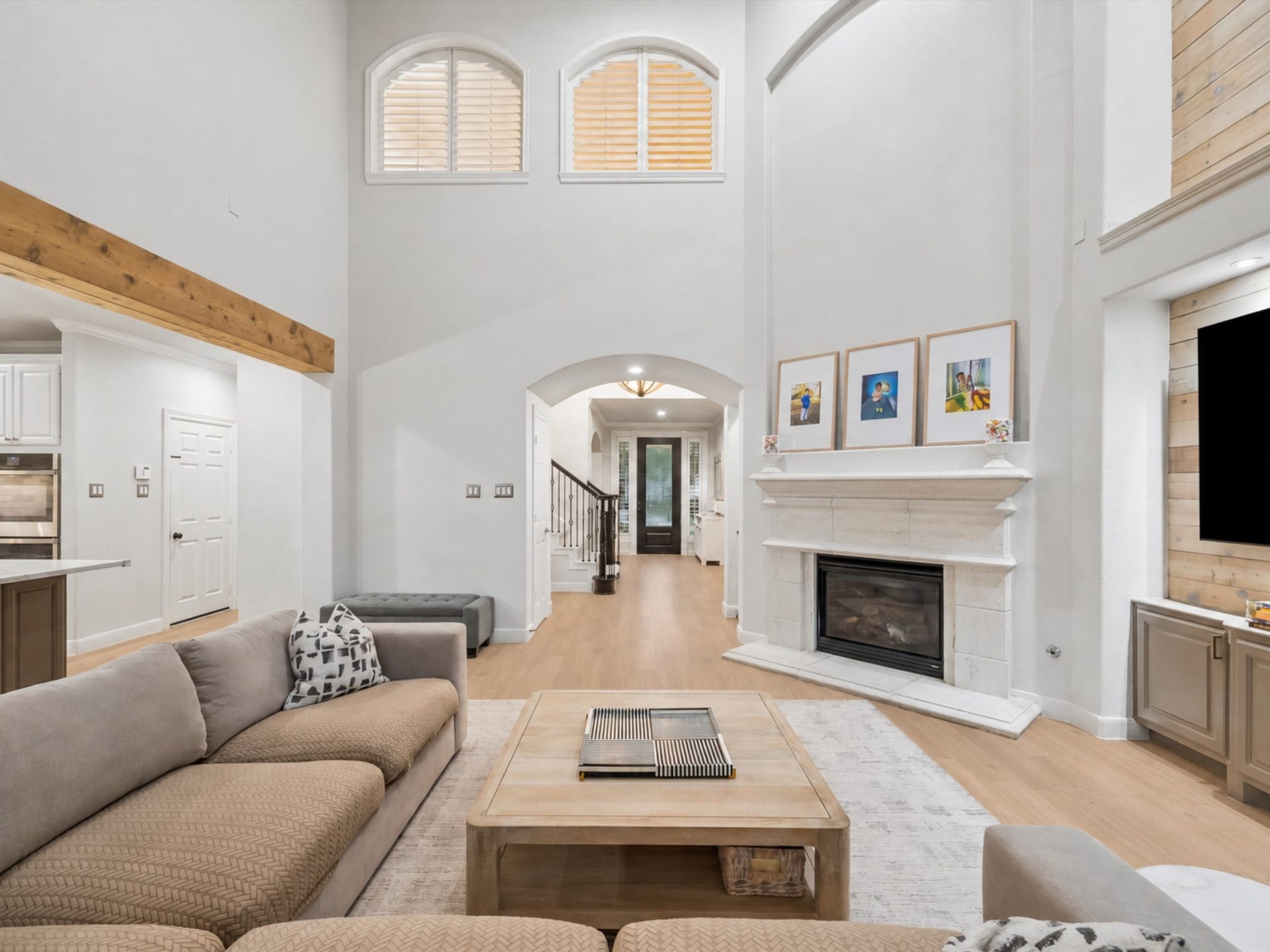 7922 EMERALD HAVEN DRIVE, Sugar Land, TX 77479 HIGH CEILINGS, UPPER WINDOWS, AND A FIREPLACE CREATE AN OPEN, LIGHT-FILLED MAIN LIVING AREA.