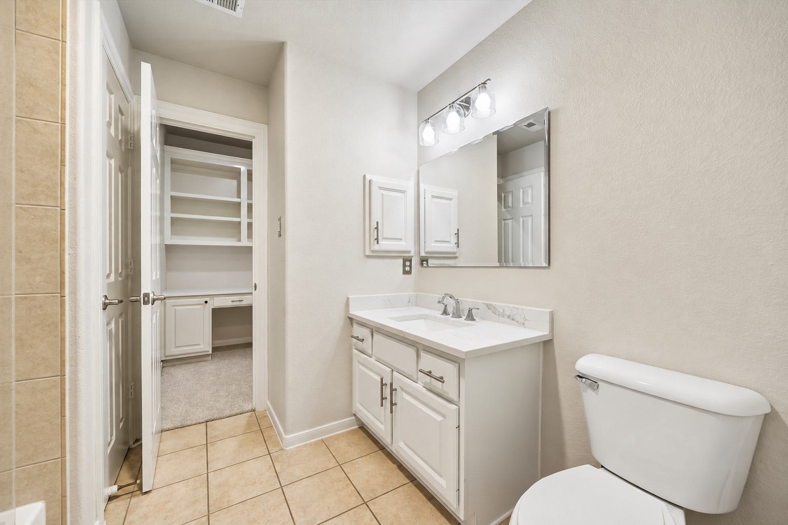 7922 EMERALD HAVEN DRIVE, Sugar Land, TX 77479 SECONDARY BATHROOM FEATURES A BRIGHT VANITY WITH UPDATED COUNTERTOPS, AMPLE STORAGE, AND A TUB/SHOWER COMBINATION. THE ADJACENT BUILT-IN WORKSPACE ADDS CONVENIENT FUNCTIONALITY.