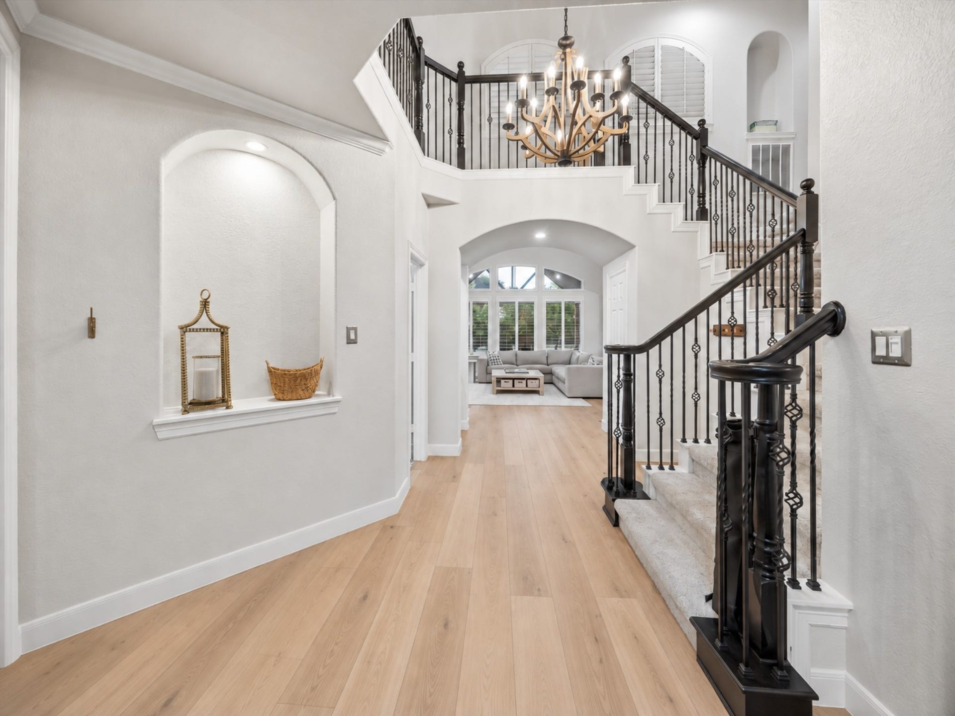 7922 EMERALD HAVEN DRIVE, Sugar Land, TX 77479 TWO-STORY ENTRY WITH HARDWOOD FLOORING, ARCHED OPENINGS, AND A CURVED STAIRCASE WITH IRON BALUSTERS.