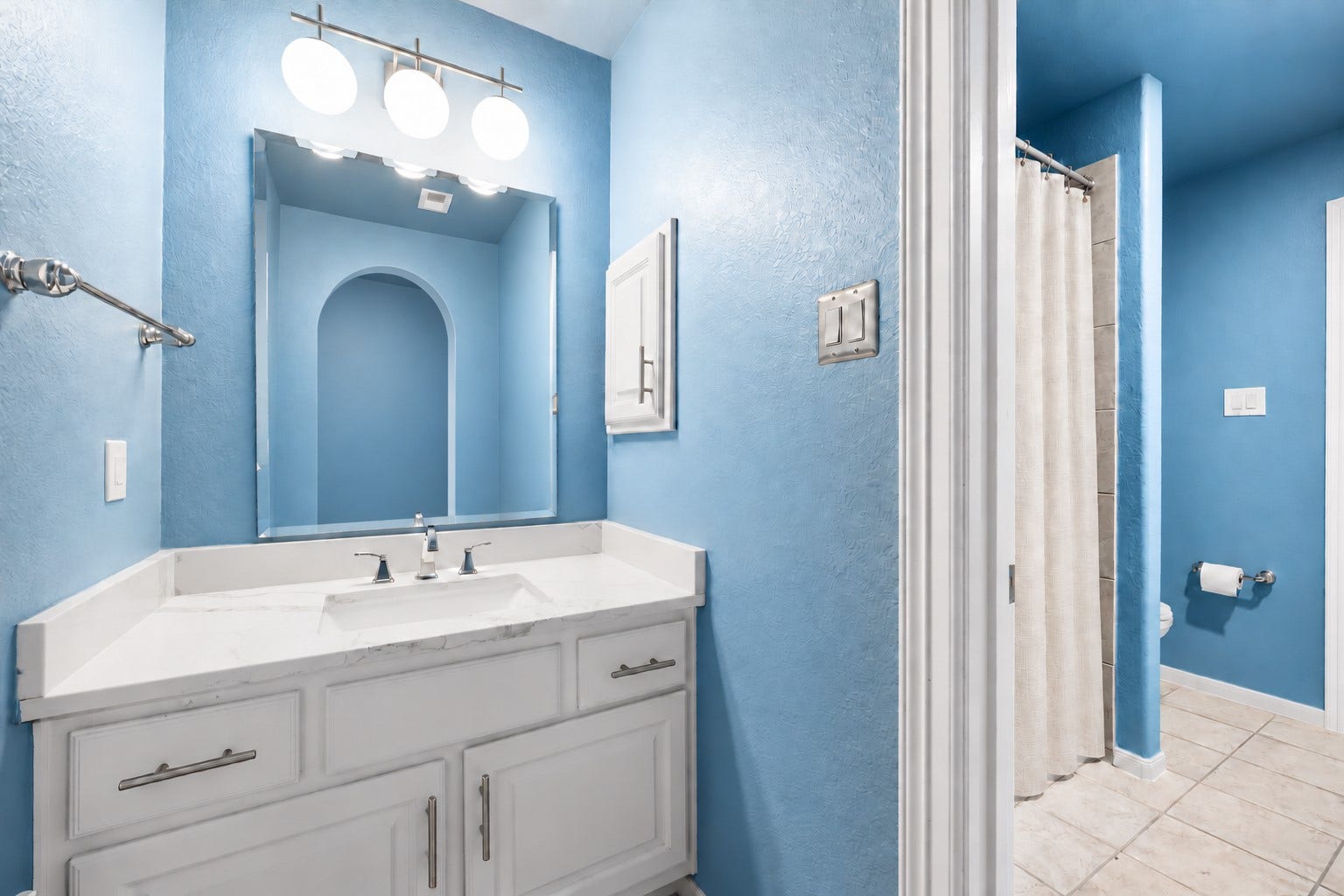 7922 EMERALD HAVEN DRIVE, Sugar Land, TX 77479 SECONDARY BATHROOM WITH A PRIVATE VANITY AREA, UPDATED COUNTERTOP, AND ACCESS TO THE SHARED TUB AND SHOWER.