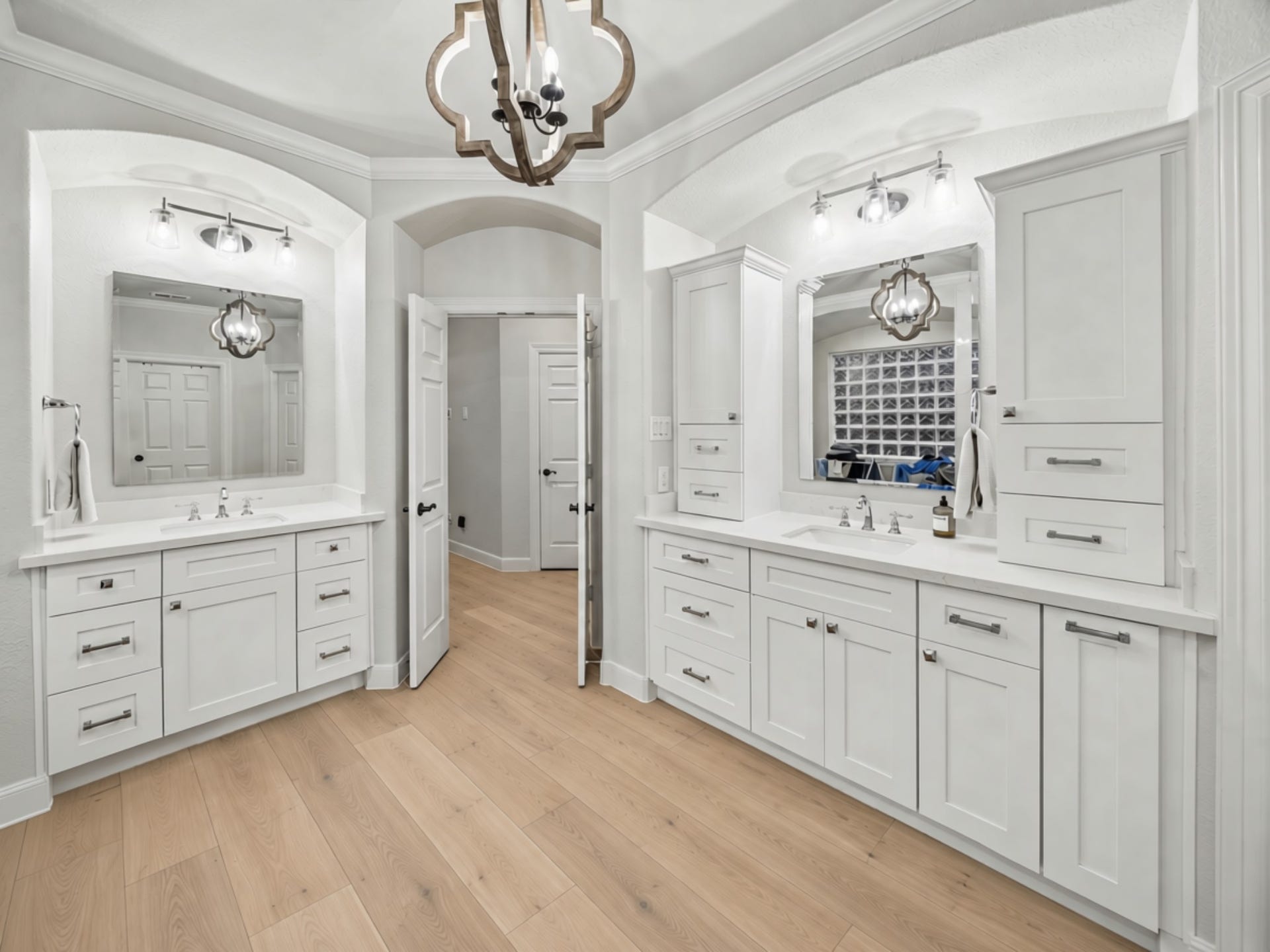 7922 EMERALD HAVEN DRIVE, Sugar Land, TX 77479 UPDATED PRIMARY BATH WITH SEPARATE VANITIES, EXTENSIVE CABINET STORAGE, HARDWOOD FLOORING, AND MODERN LIGHTING.