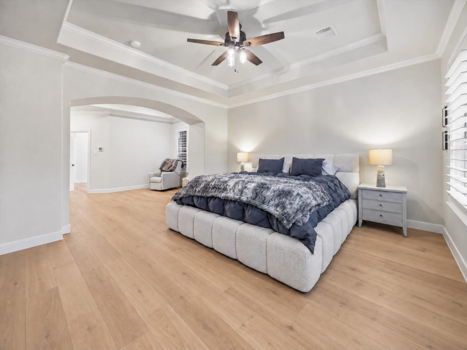 7922 EMERALD HAVEN DRIVE, Sugar Land, TX 77479 THE PRIMARY BEDROOM FEATURES A LARGE SLEEPING AREA, CROWN MOLDING, HARDWOOD FLOORS, AND AN ADJOINING FLEX OR SITTING AREA.