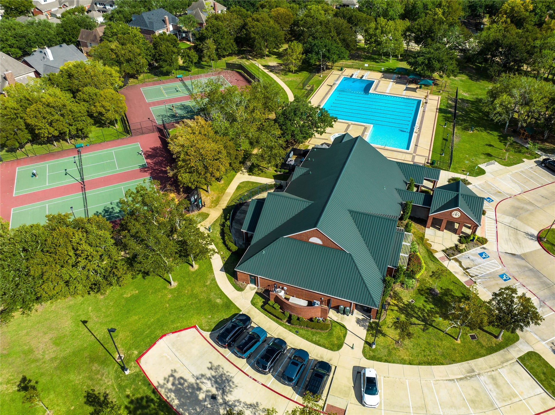 7922 EMERALD HAVEN DRIVE, Sugar Land, TX 77479 MULTIPLE TENNIS COURTS, A SPACIOUS CLUBHOUSE, AND A LAP POOL WITH DEDICATED LANES.