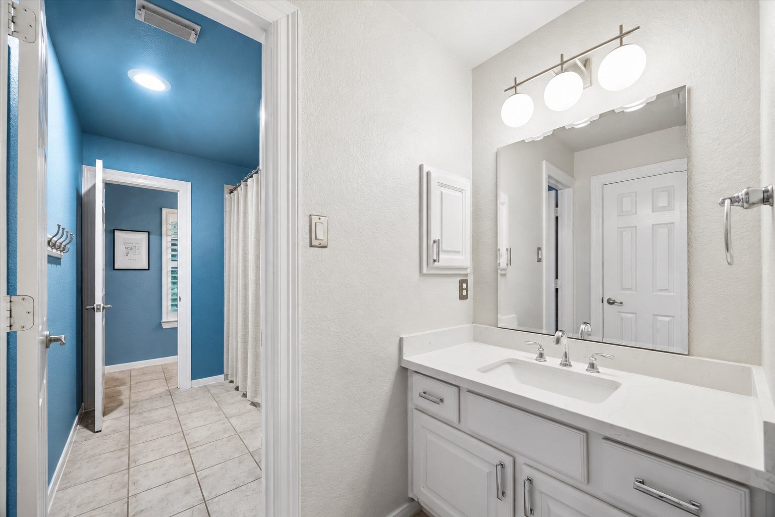7922 EMERALD HAVEN DRIVE, Sugar Land, TX 77479 A SECOND VANITY AREA PROVIDES ADDED FUNCTIONALITY WITH DIRECT ACCESS TO THE SHARED BATHING SPACE.