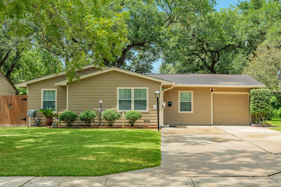Property photo for 229 Caladium Street, Lake Jackson, TX