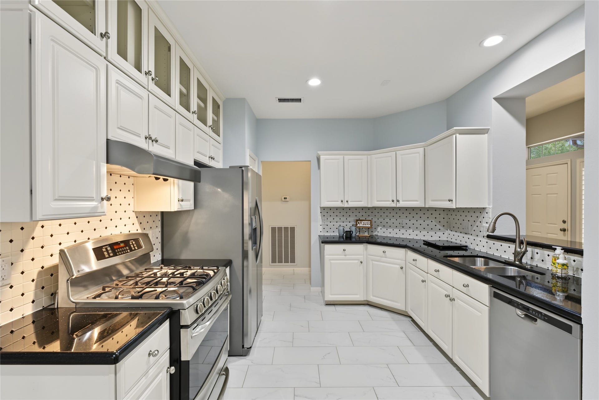 51 S Spiral Vine Circle, The Woodlands, TX 77381 Gas range and well appointed kitchen