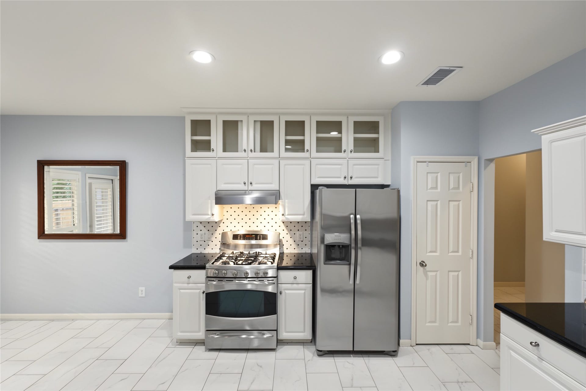 51 S Spiral Vine Circle, The Woodlands, TX 77381 SS fridge is INCLUDED with the sale!