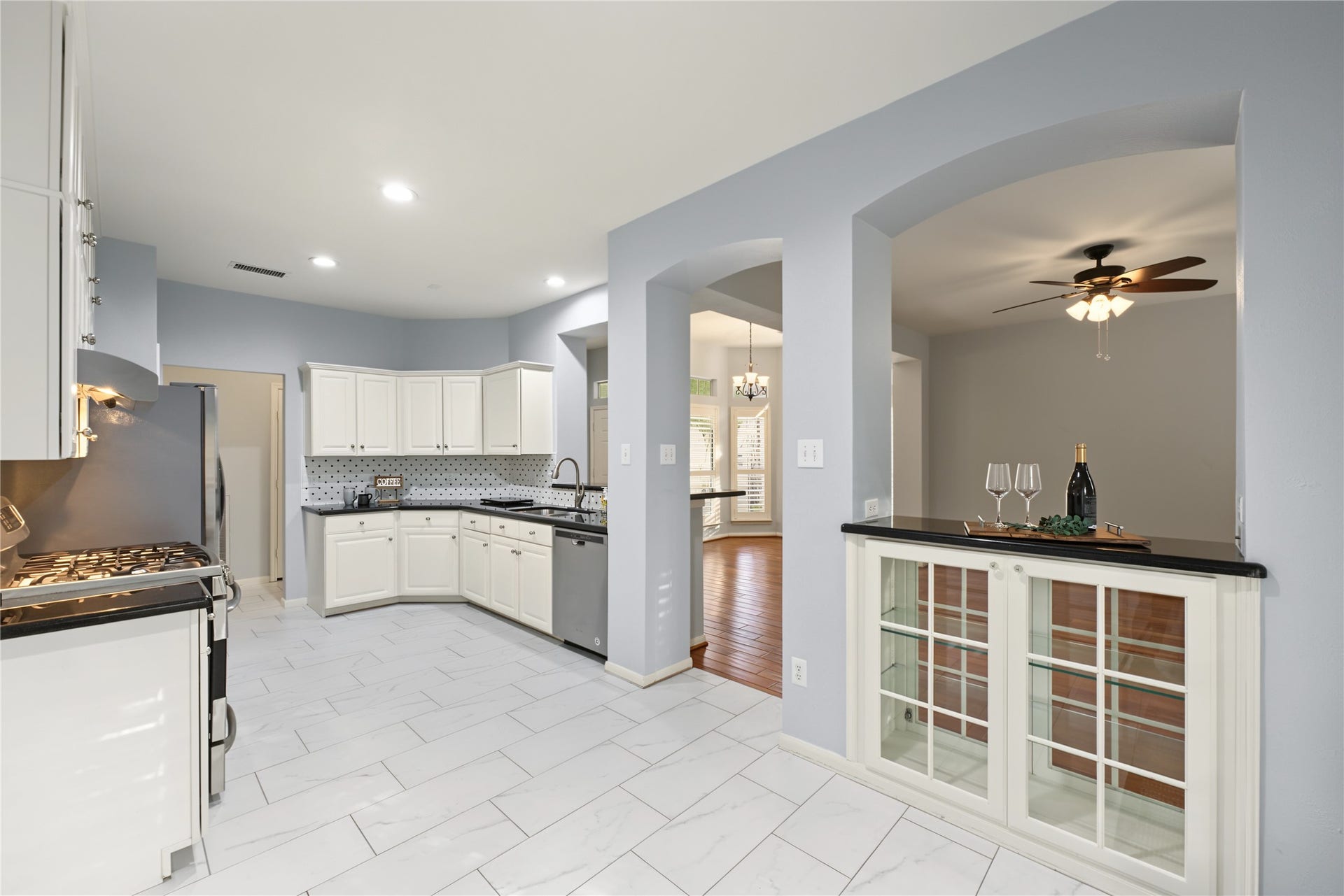 51 S Spiral Vine Circle, The Woodlands, TX 77381 Darling built in glass cabinet!